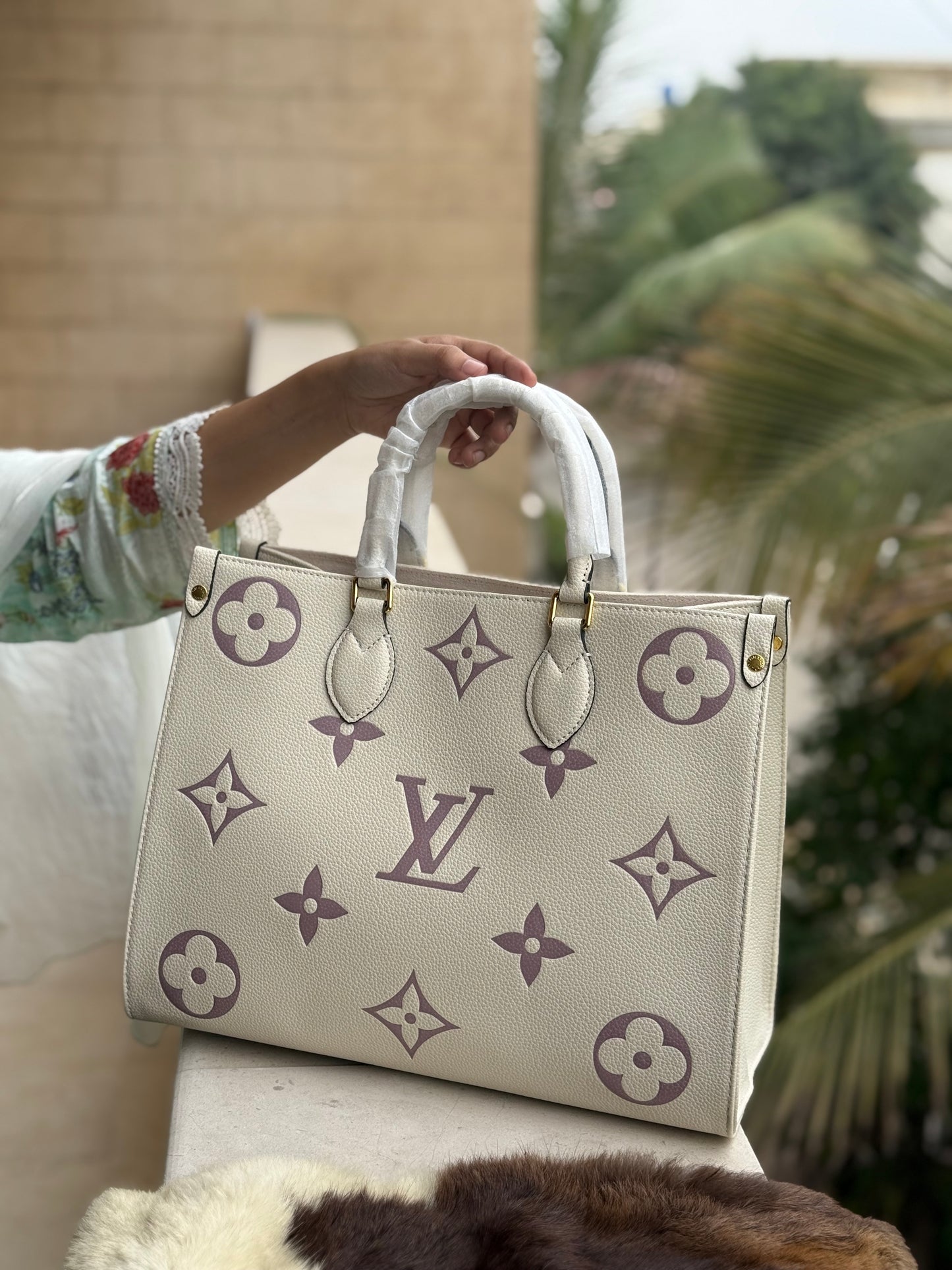 Louis Vuitton On the go MM Master Series.
