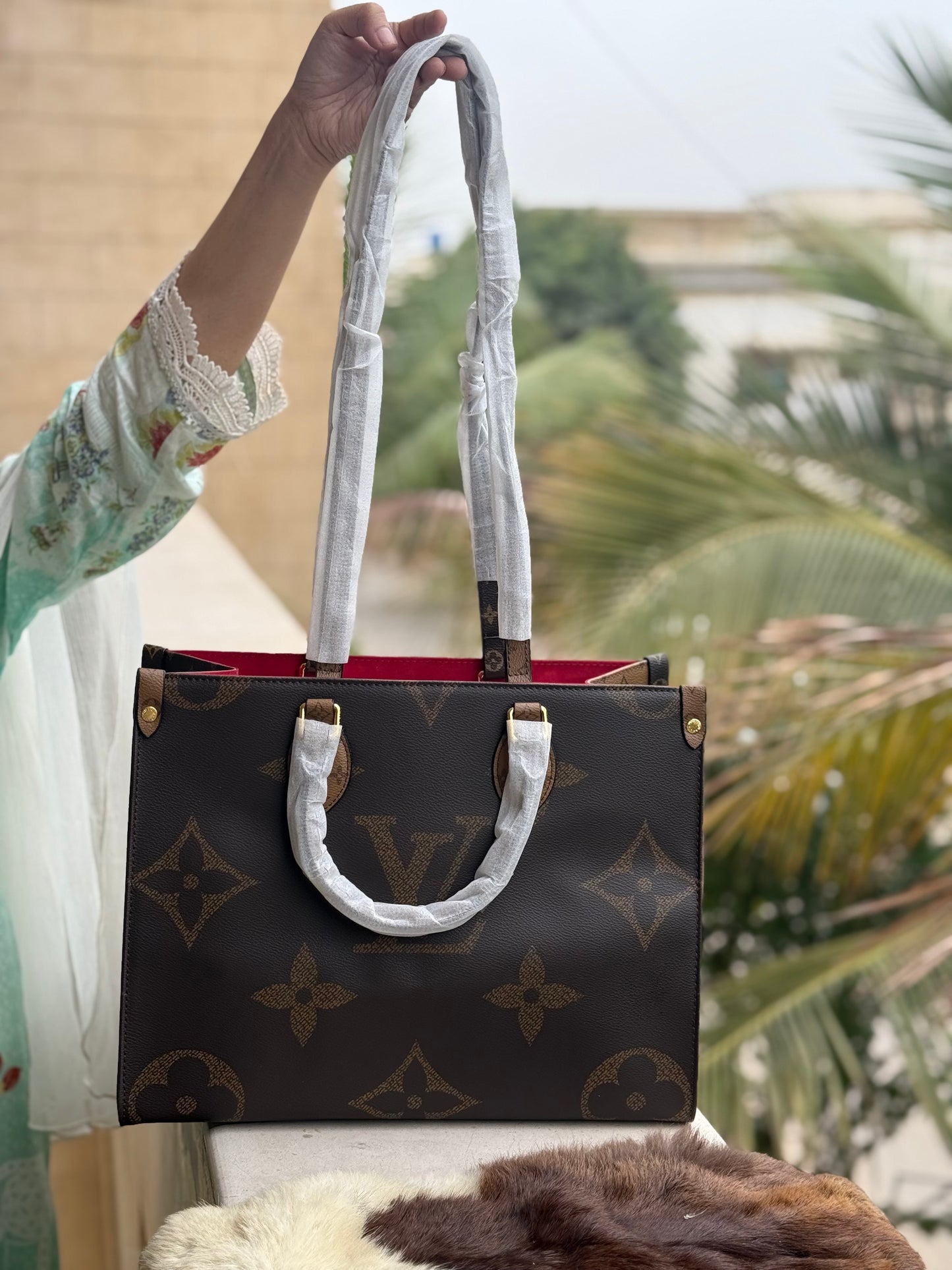 Louis Vuitton On the go MM ( Dual Color ) Master Series.