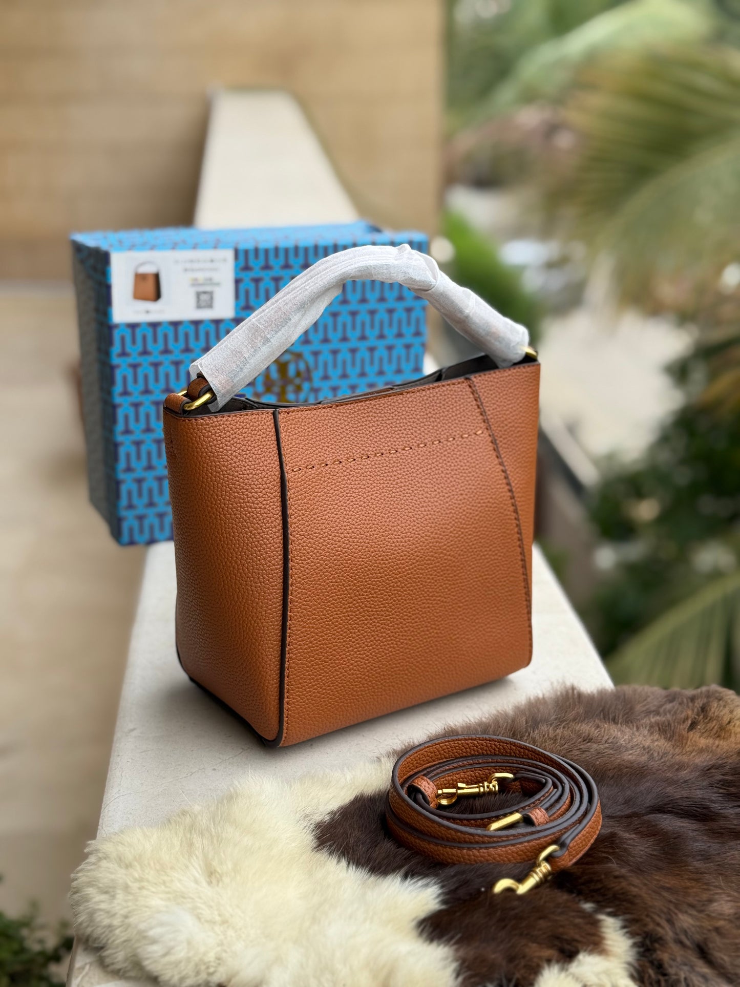 TORY BURCH MCGRAW BUCKET BAG ( Master Series )