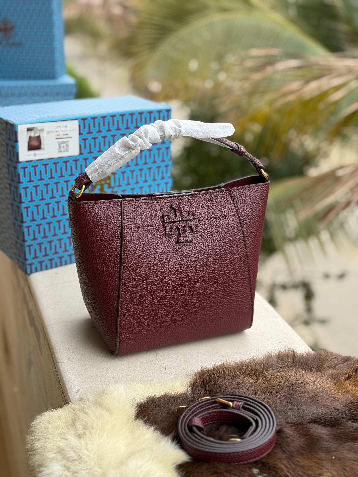 TORY BURCH MCGRAW BUCKET BAG ( Master Series )