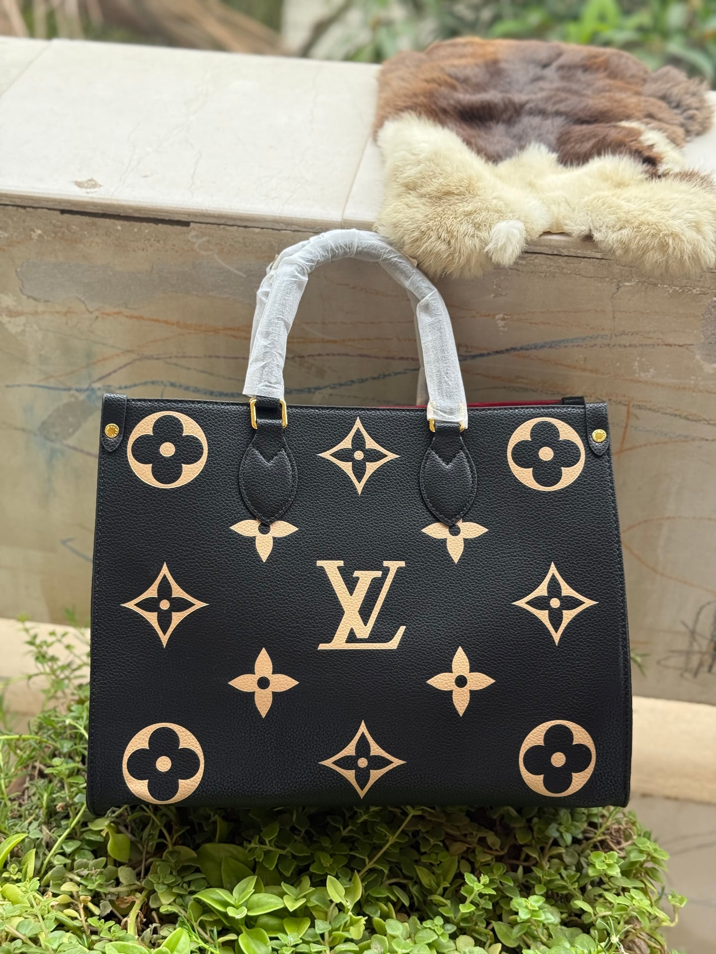 Louis Vuitton On the go MM Master Series.
