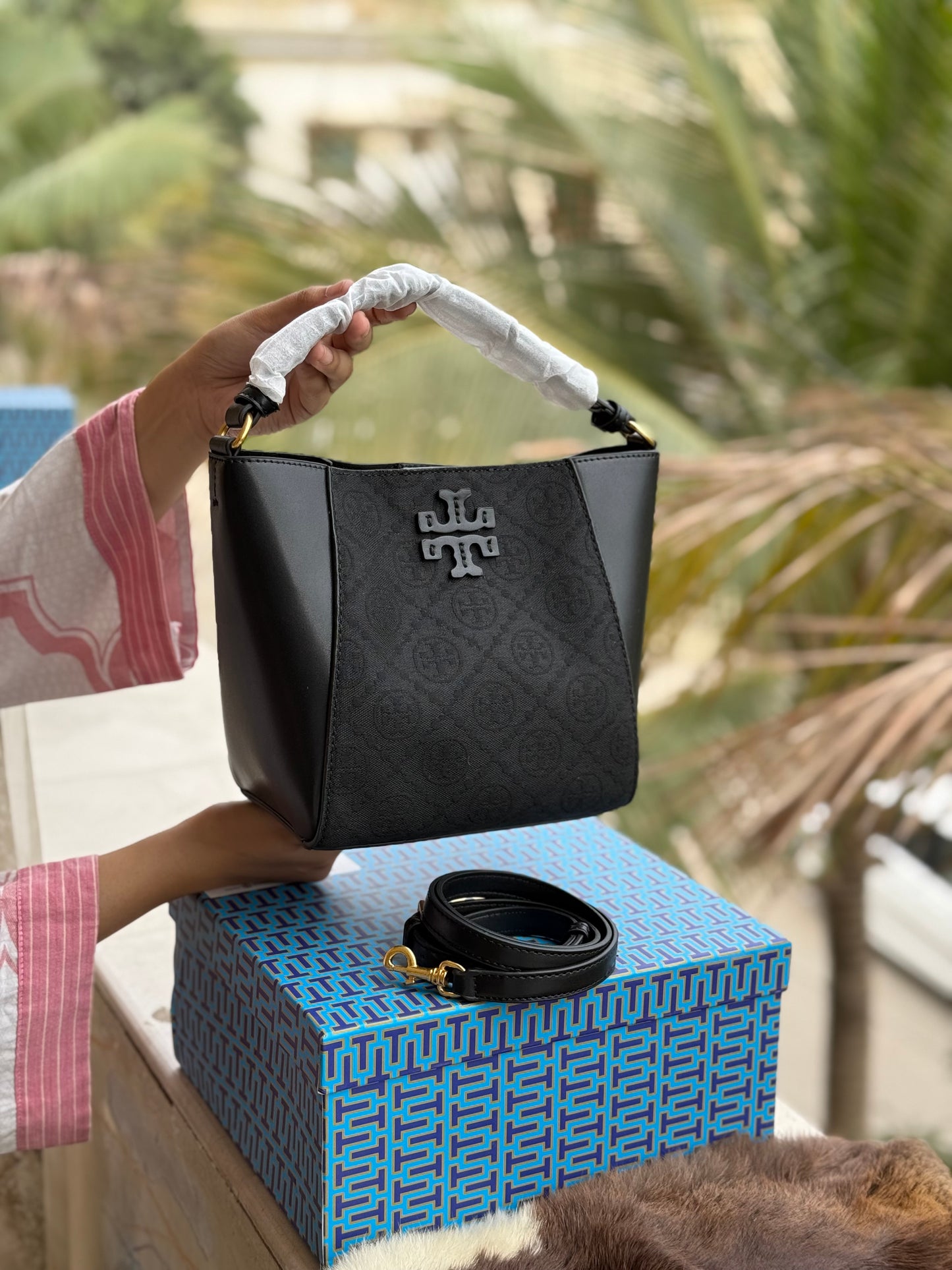 TORY BURCH MCGRAW BUCKET BAG ( Master Series )