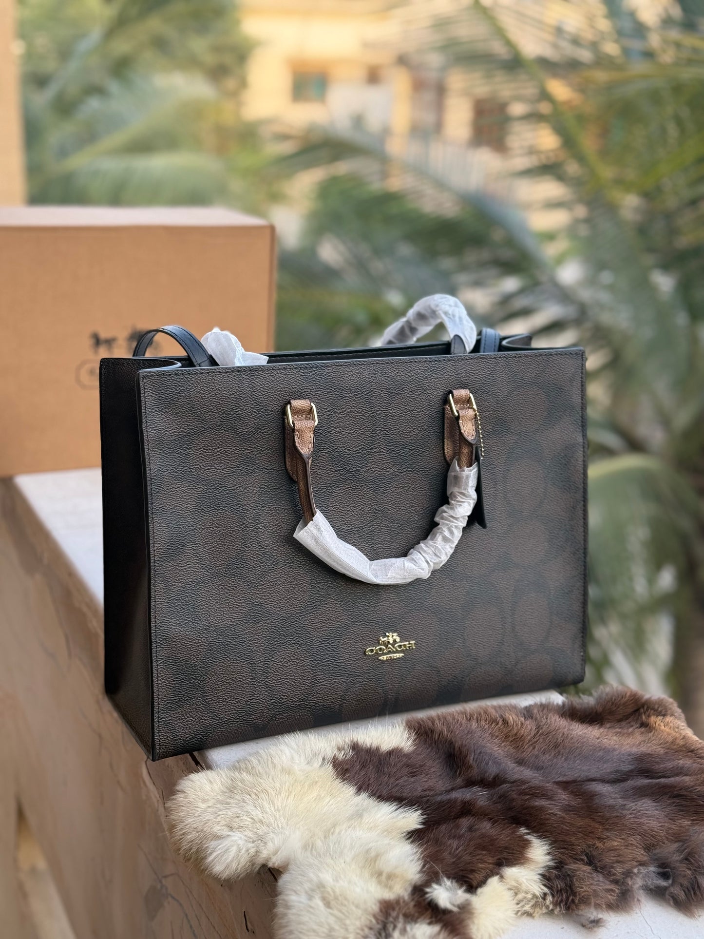 C O A C H Maggie Tote-With Box Master Series