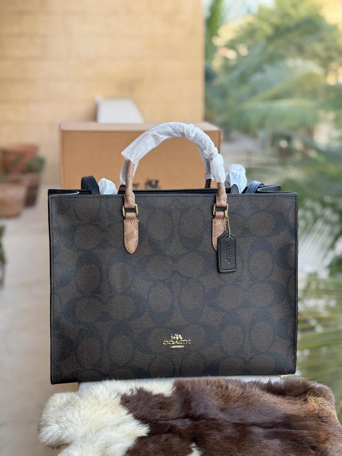 C O A C H Maggie Tote-With Box Master Series