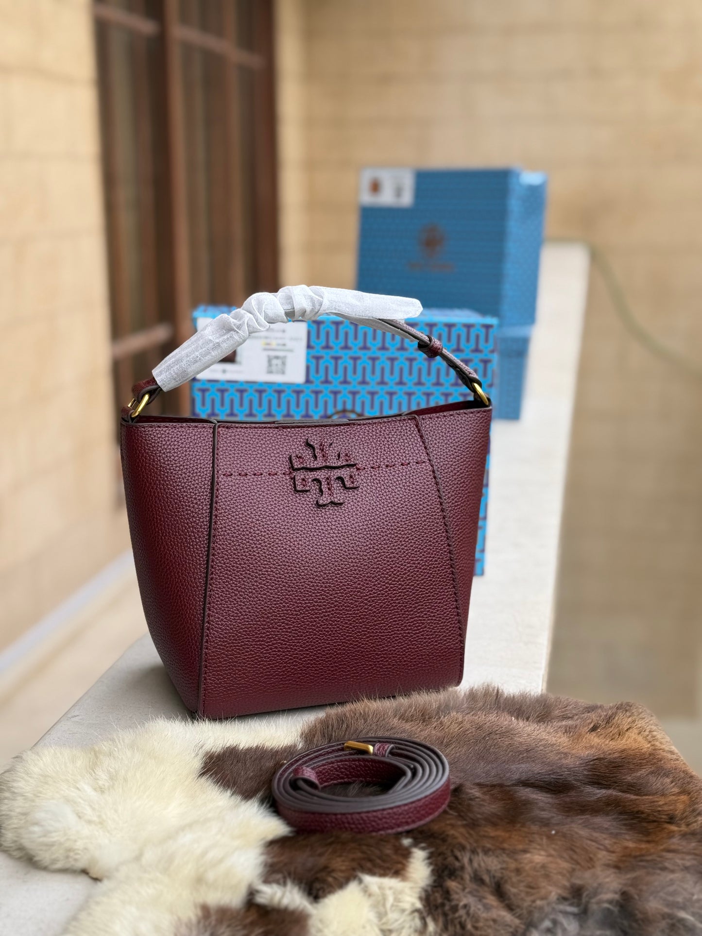 TORY BURCH MCGRAW BUCKET BAG ( Master Series )