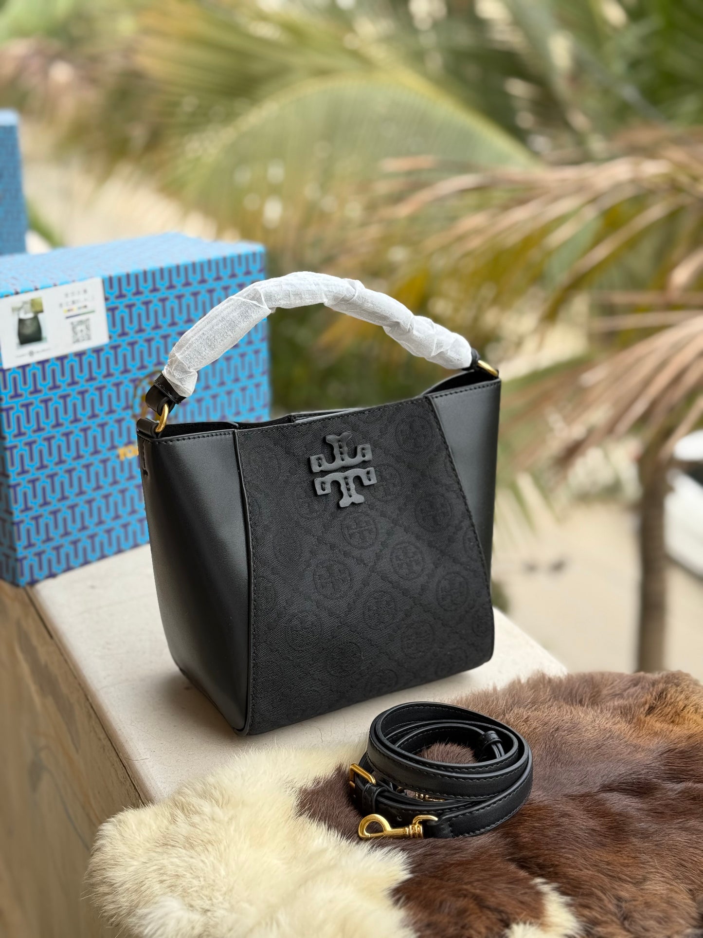 TORY BURCH MCGRAW BUCKET BAG ( Master Series )