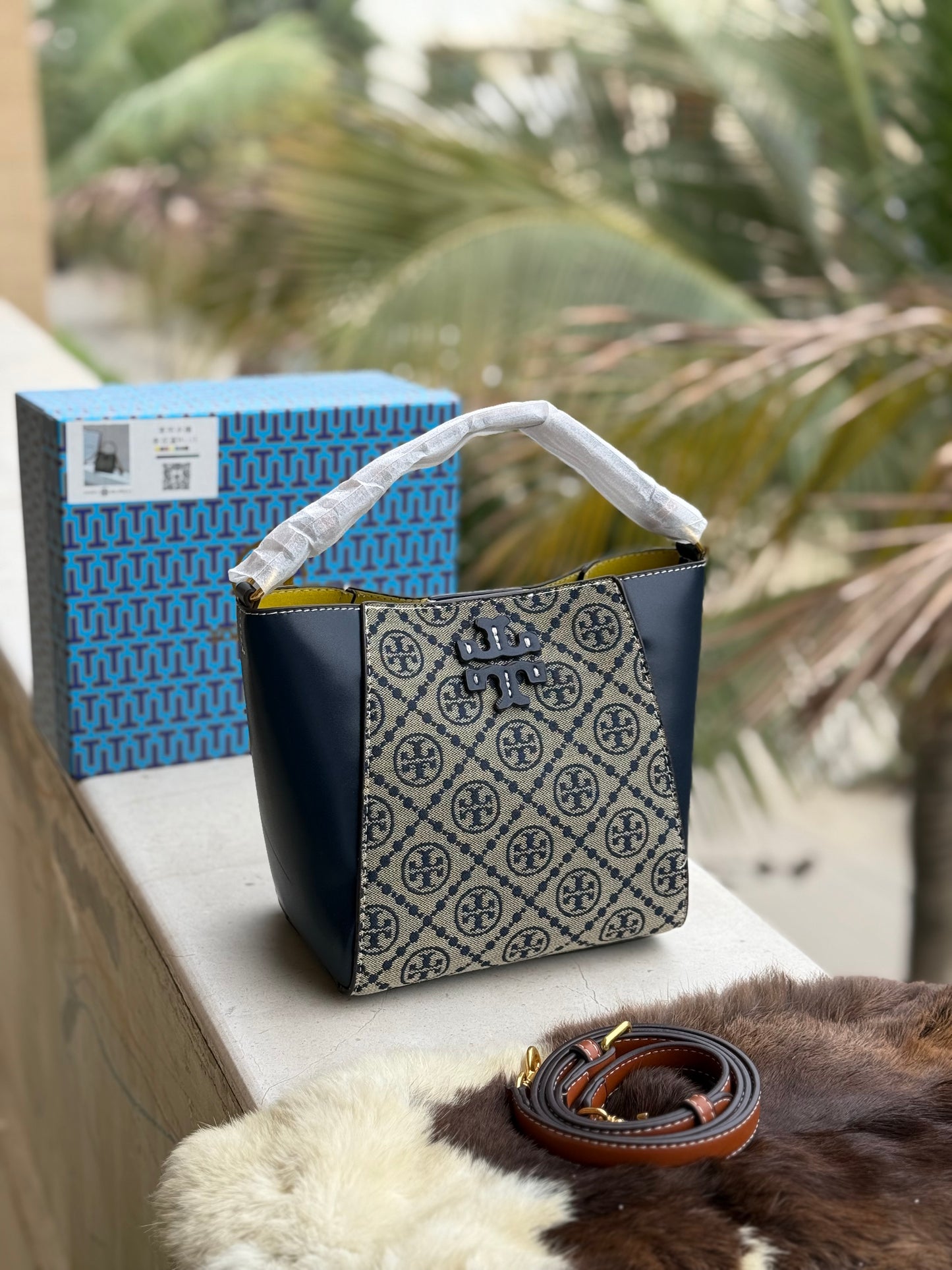 TORY BURCH MCGRAW BUCKET BAG ( Master Series )