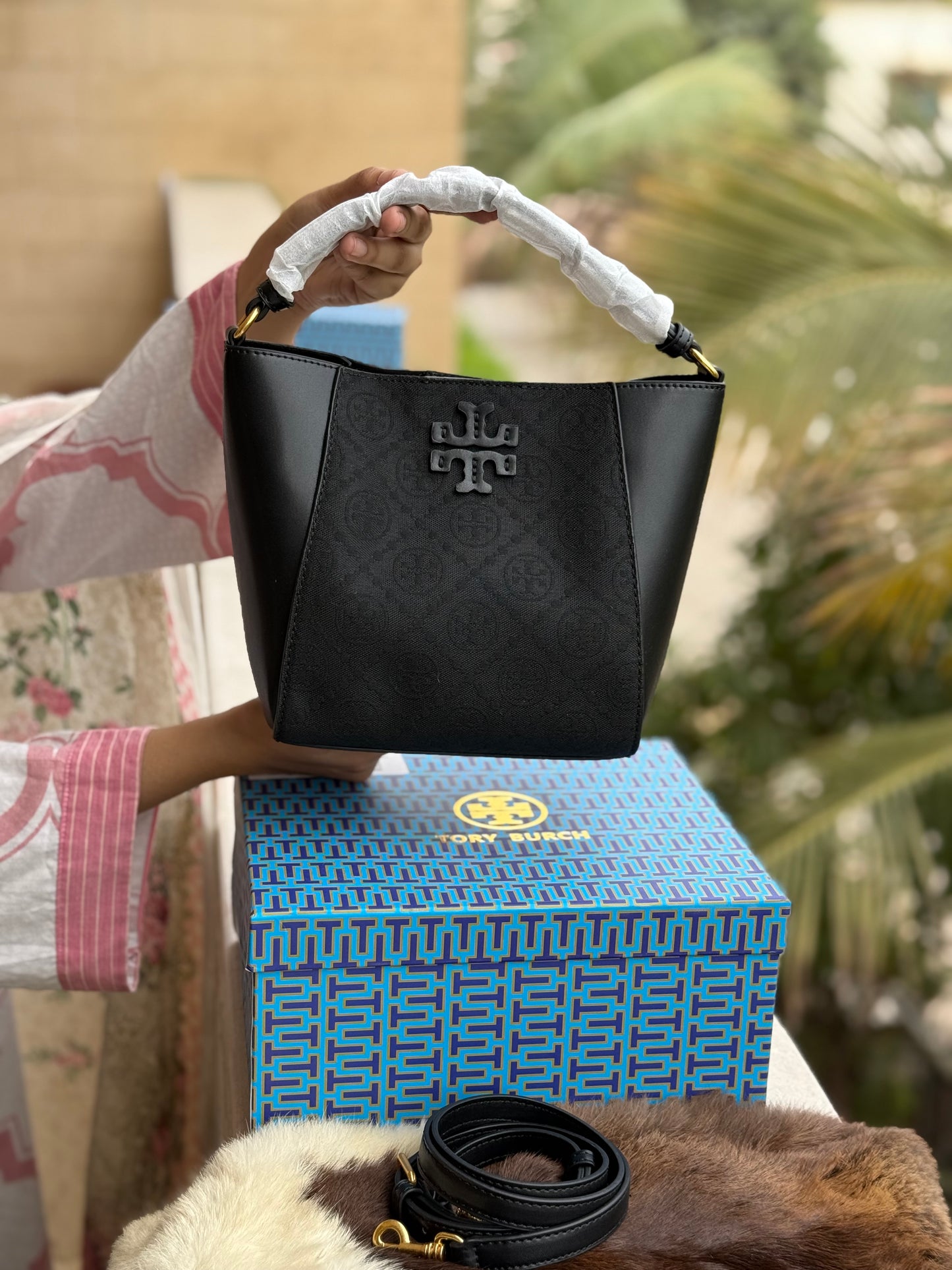 TORY BURCH MCGRAW BUCKET BAG ( Master Series )
