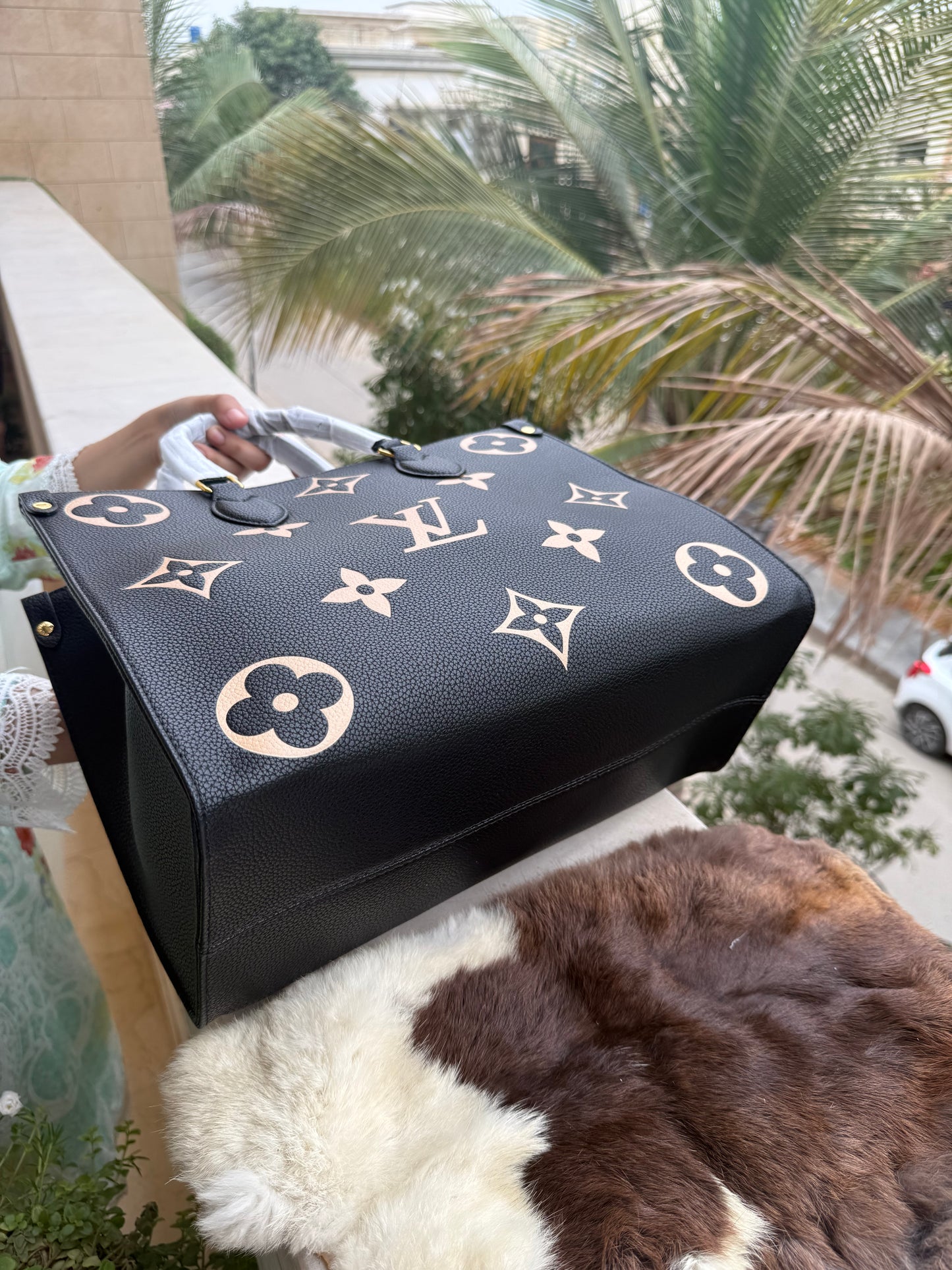 Louis Vuitton On the go MM Master Series.