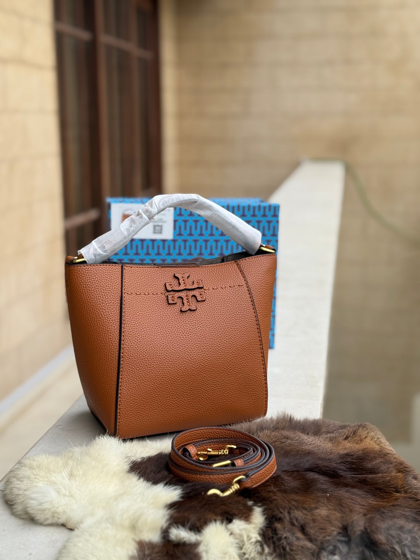 TORY BURCH MCGRAW BUCKET BAG ( Master Series )