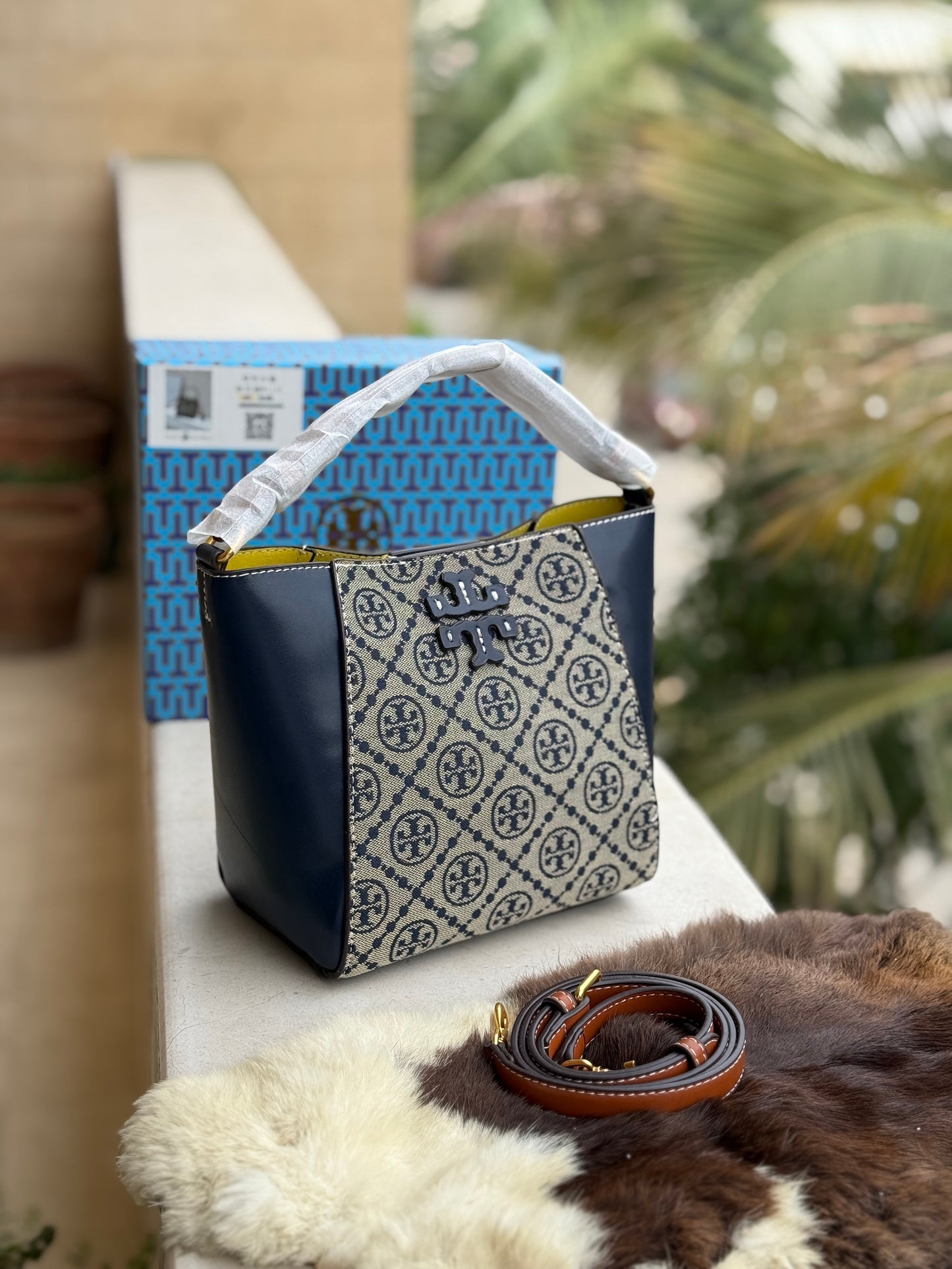 TORY BURCH MCGRAW BUCKET BAG ( Master Series )