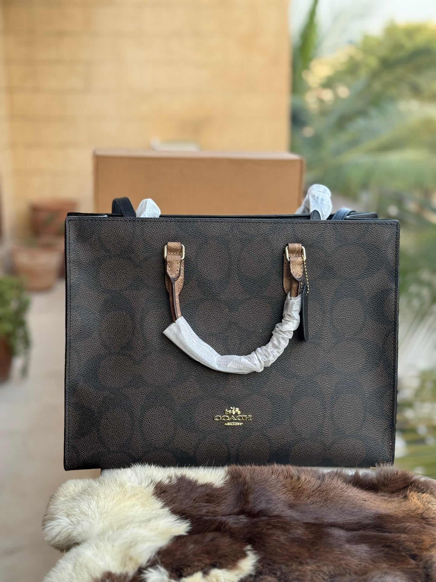 C O A C H Maggie Tote-With Box Master Series