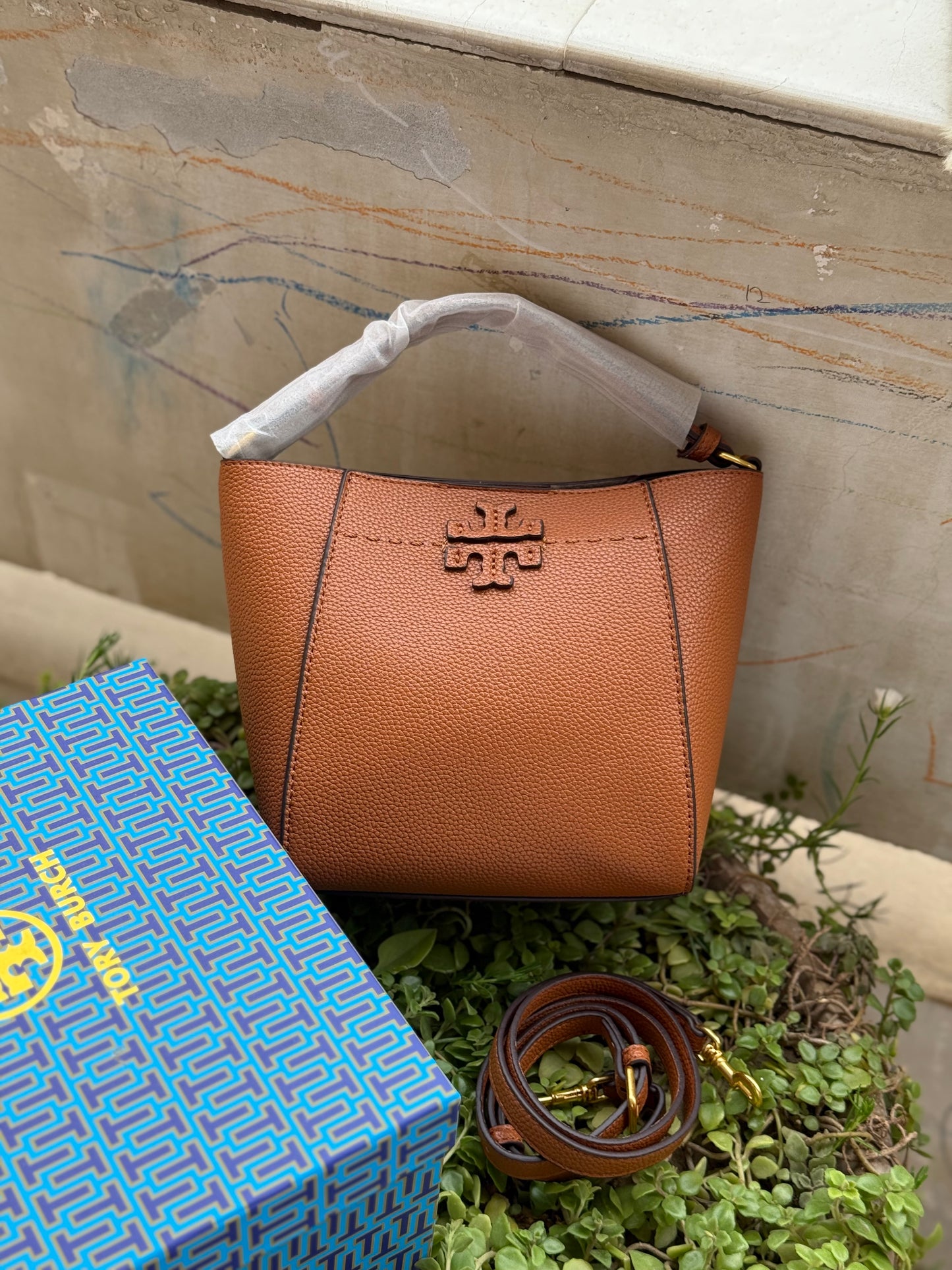 TORY BURCH MCGRAW BUCKET BAG ( Master Series )
