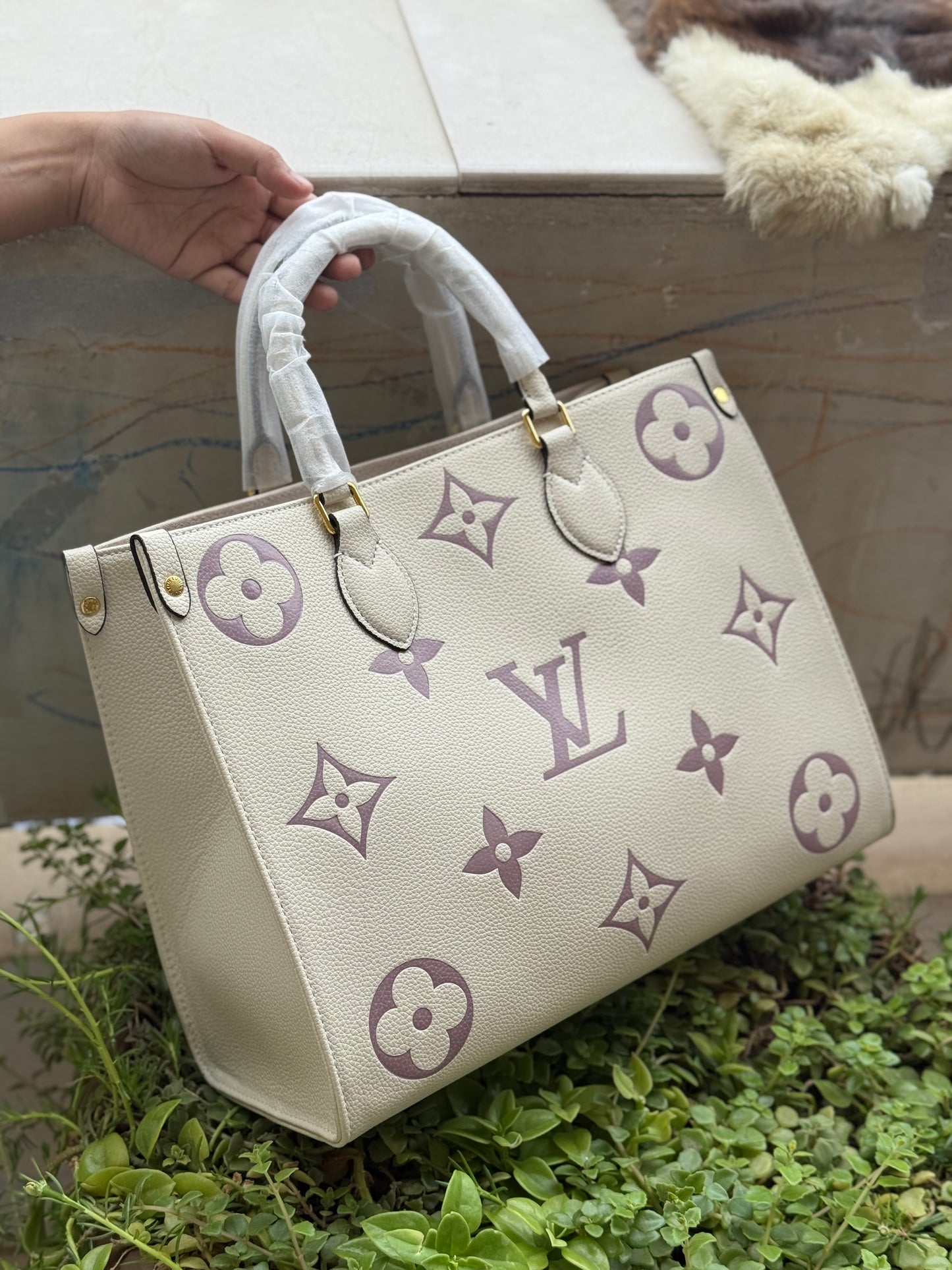 Louis Vuitton On the go MM Master Series.