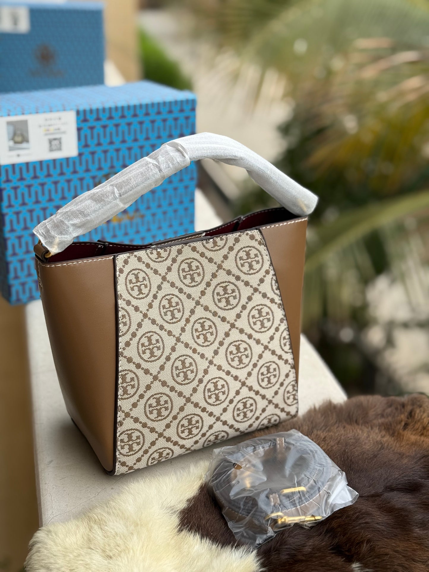 TORY BURCH MCGRAW BUCKET BAG ( Master Series )