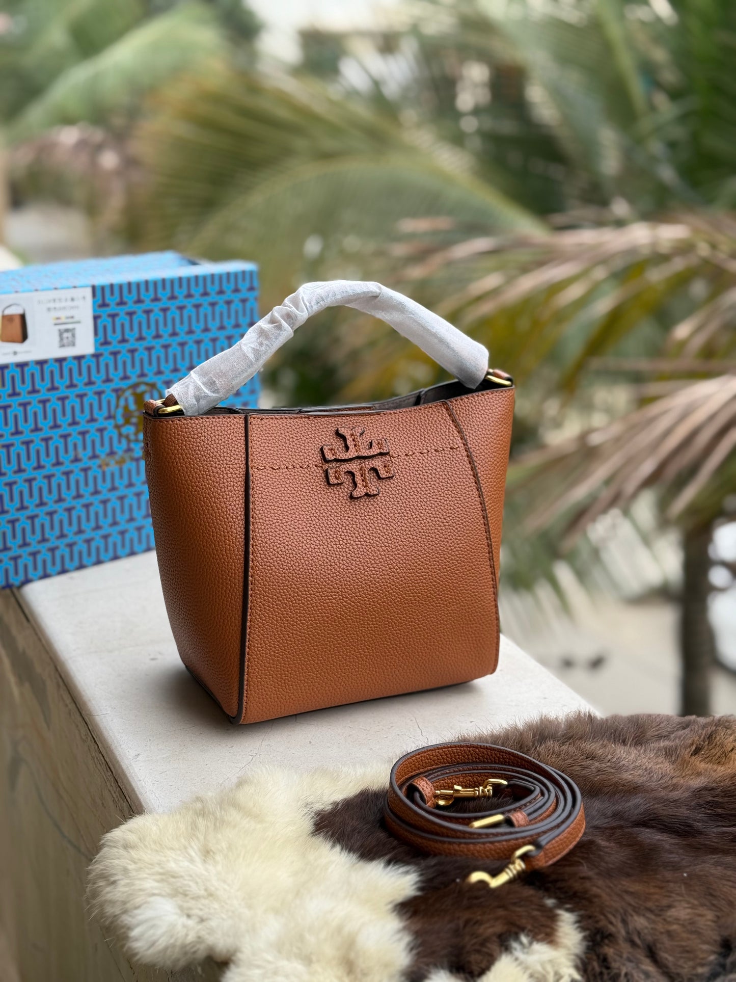 TORY BURCH MCGRAW BUCKET BAG ( Master Series )
