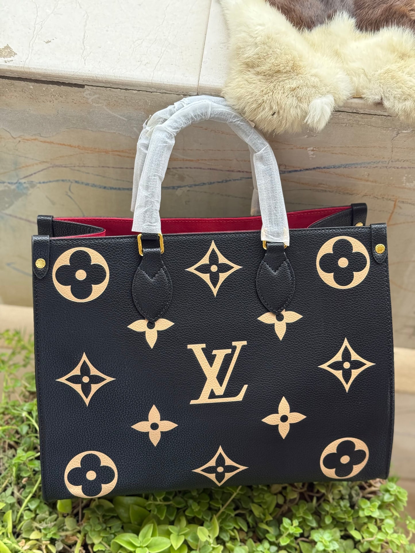 Louis Vuitton On the go MM Master Series.