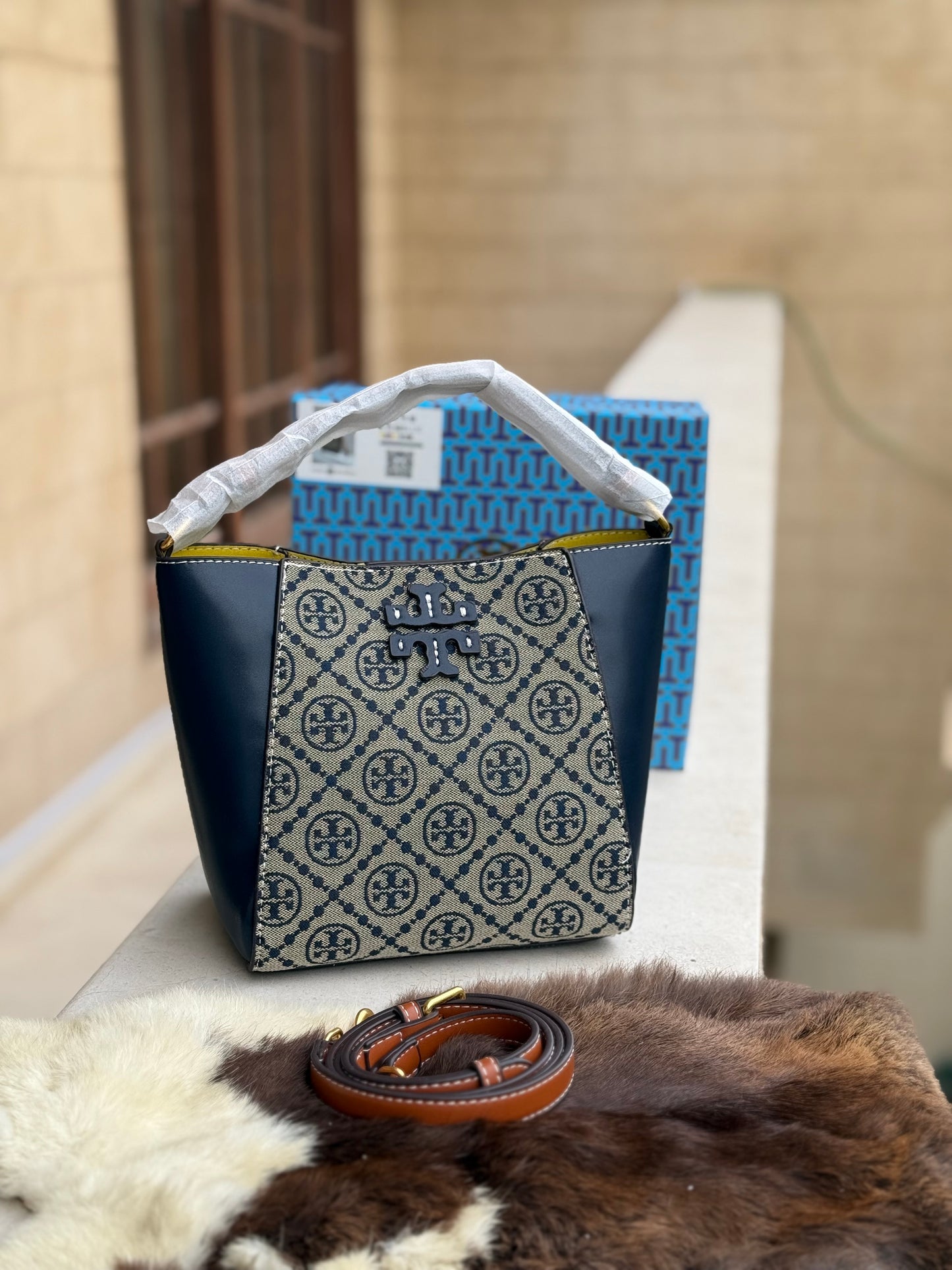 TORY BURCH MCGRAW BUCKET BAG ( Master Series )