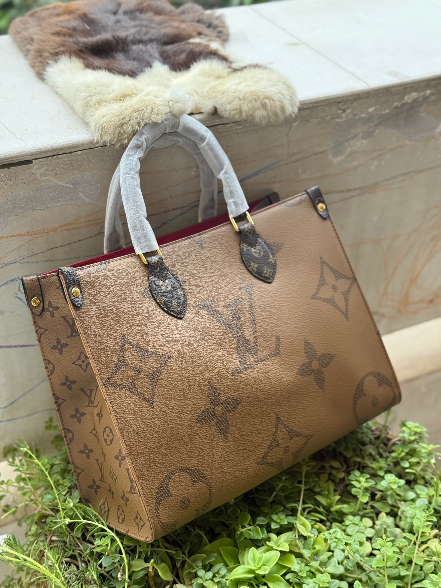 Louis Vuitton On the go MM ( Dual Color ) Master Series.