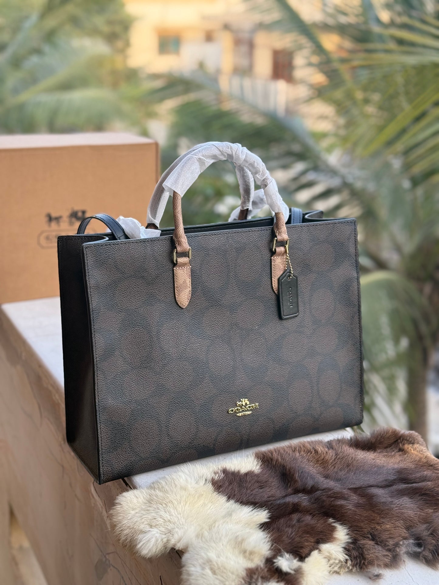 C O A C H Maggie Tote-With Box Master Series