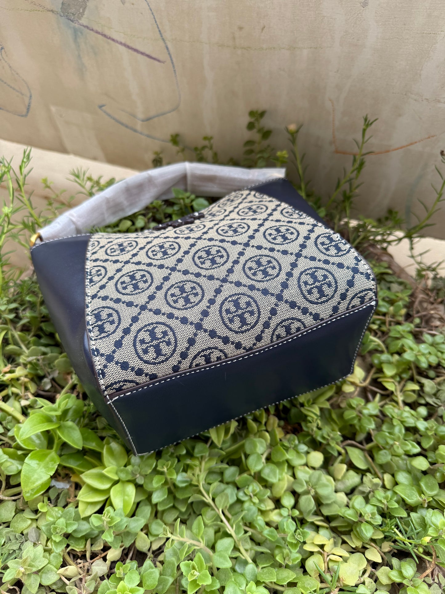 TORY BURCH MCGRAW BUCKET BAG ( Master Series )
