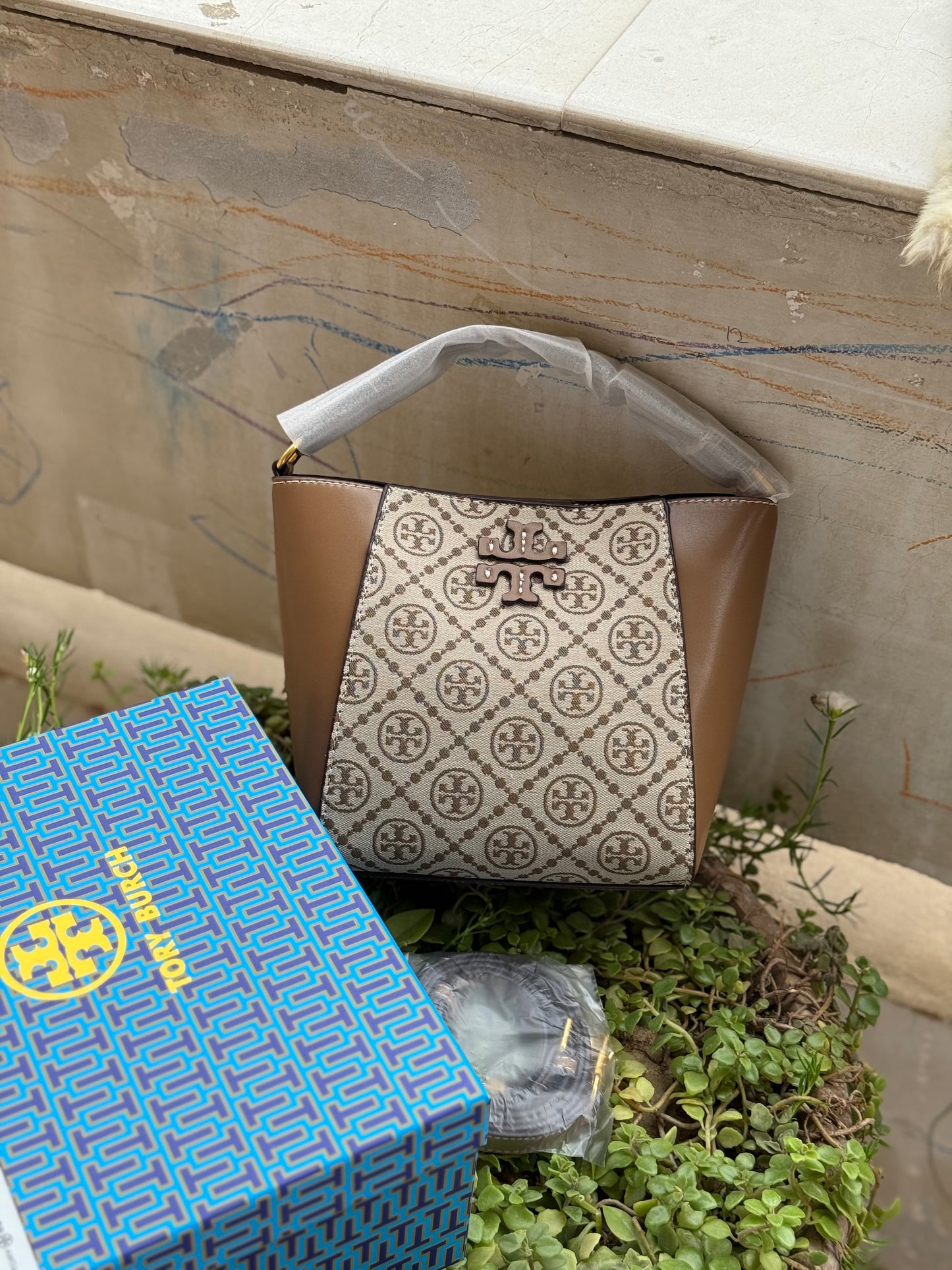 TORY BURCH MCGRAW BUCKET BAG ( Master Series )