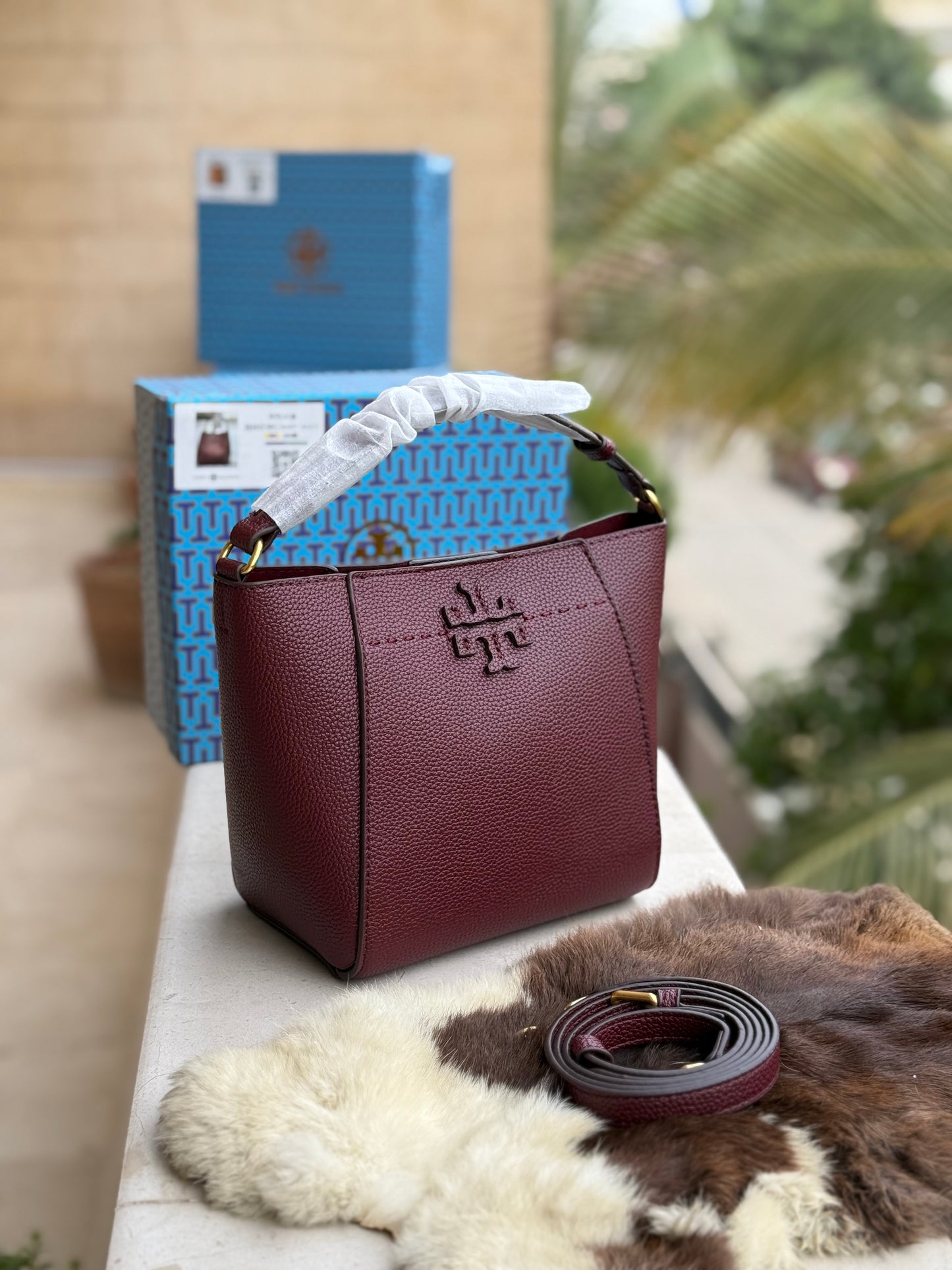 TORY BURCH MCGRAW BUCKET BAG ( Master Series )