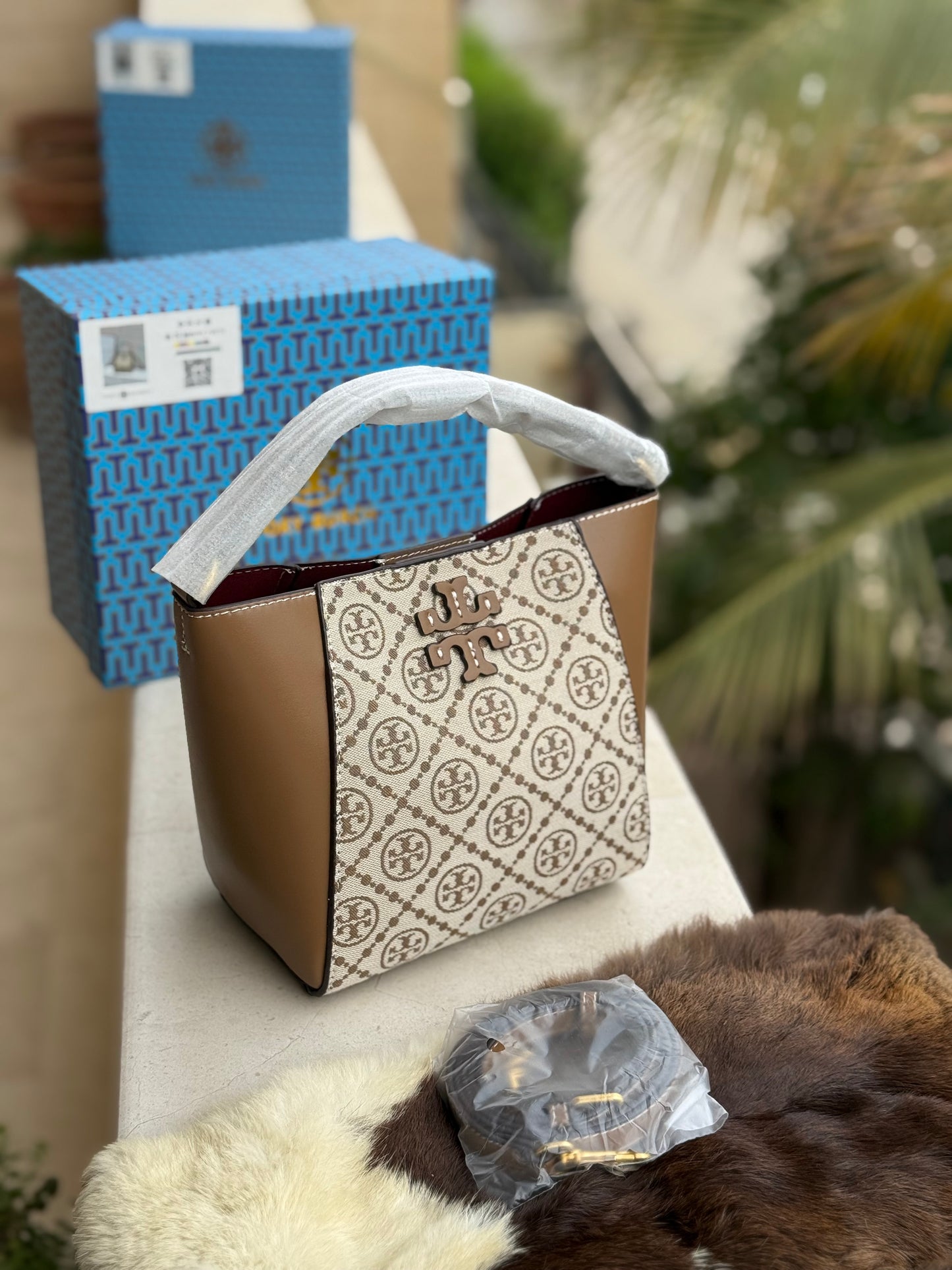 TORY BURCH MCGRAW BUCKET BAG ( Master Series )