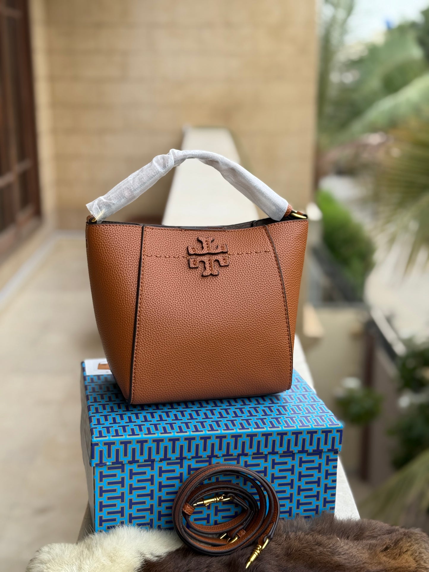 TORY BURCH MCGRAW BUCKET BAG ( Master Series )