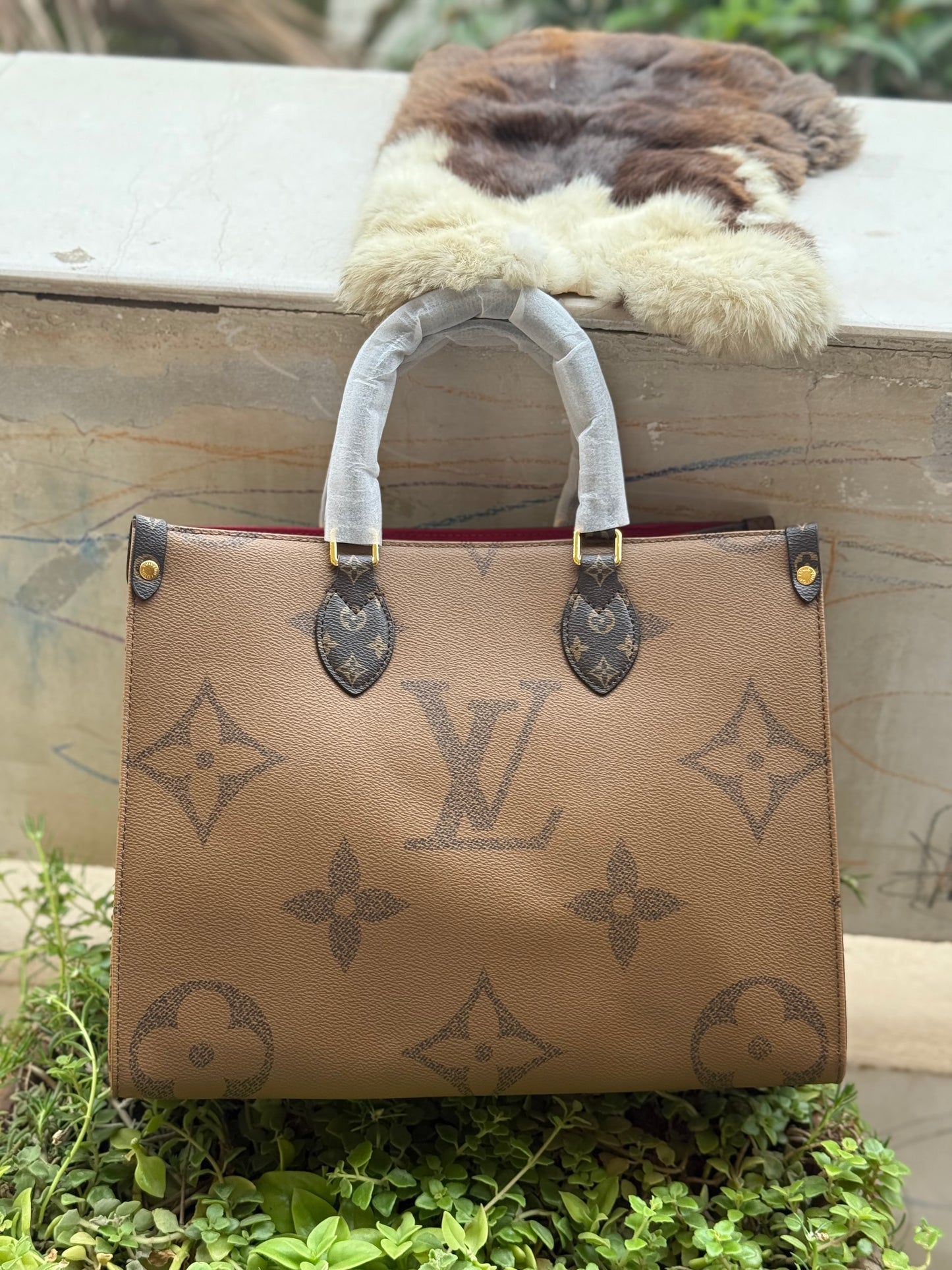 Louis Vuitton On the go MM ( Dual Color ) Master Series.