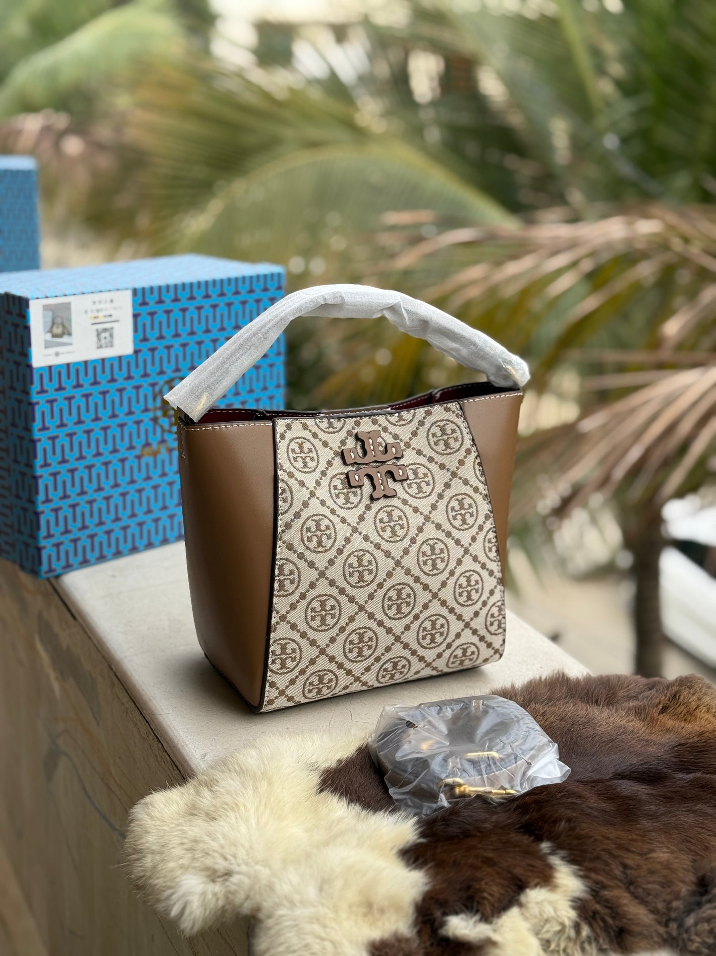 TORY BURCH MCGRAW BUCKET BAG ( Master Series )