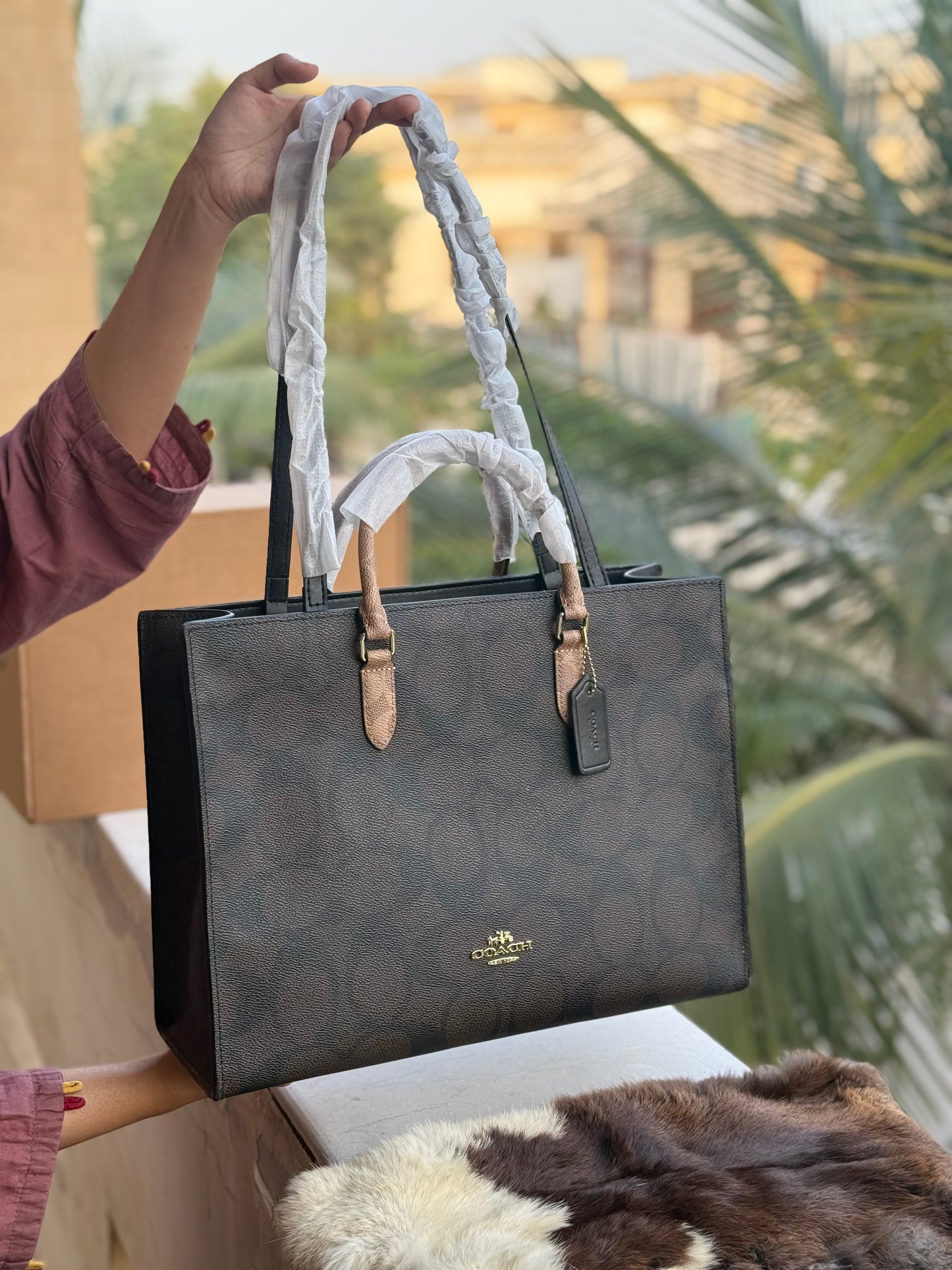 C O A C H Maggie Tote-With Box Master Series