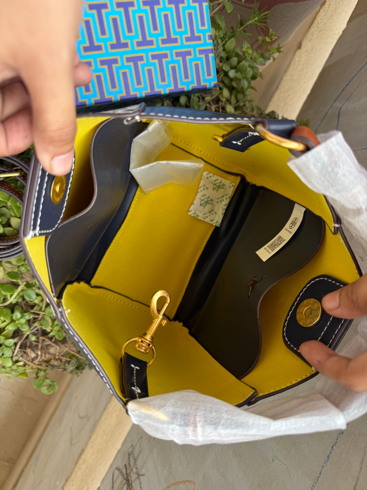 TORY BURCH MCGRAW BUCKET BAG ( Master Series )