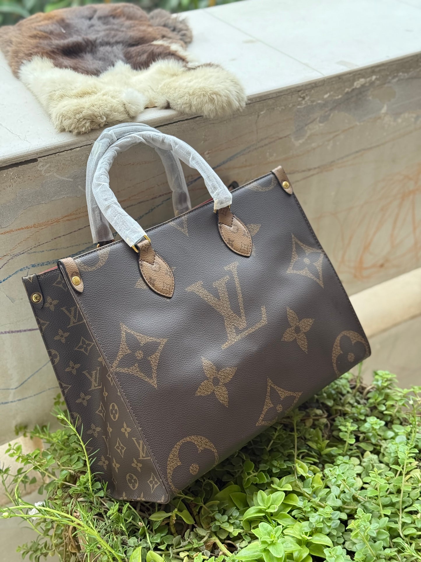 Louis Vuitton On the go MM ( Dual Color ) Master Series.