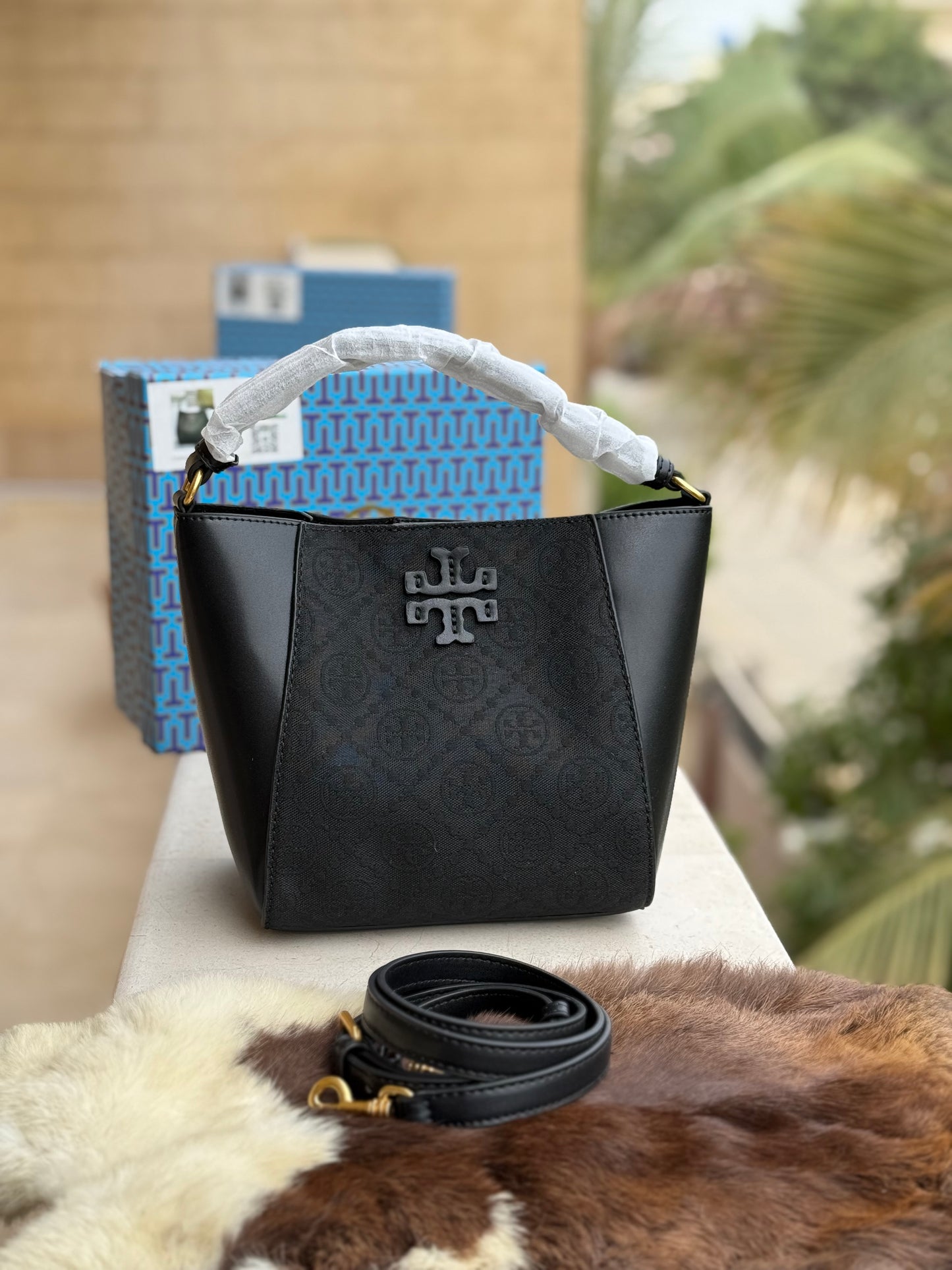 TORY BURCH MCGRAW BUCKET BAG ( Master Series )