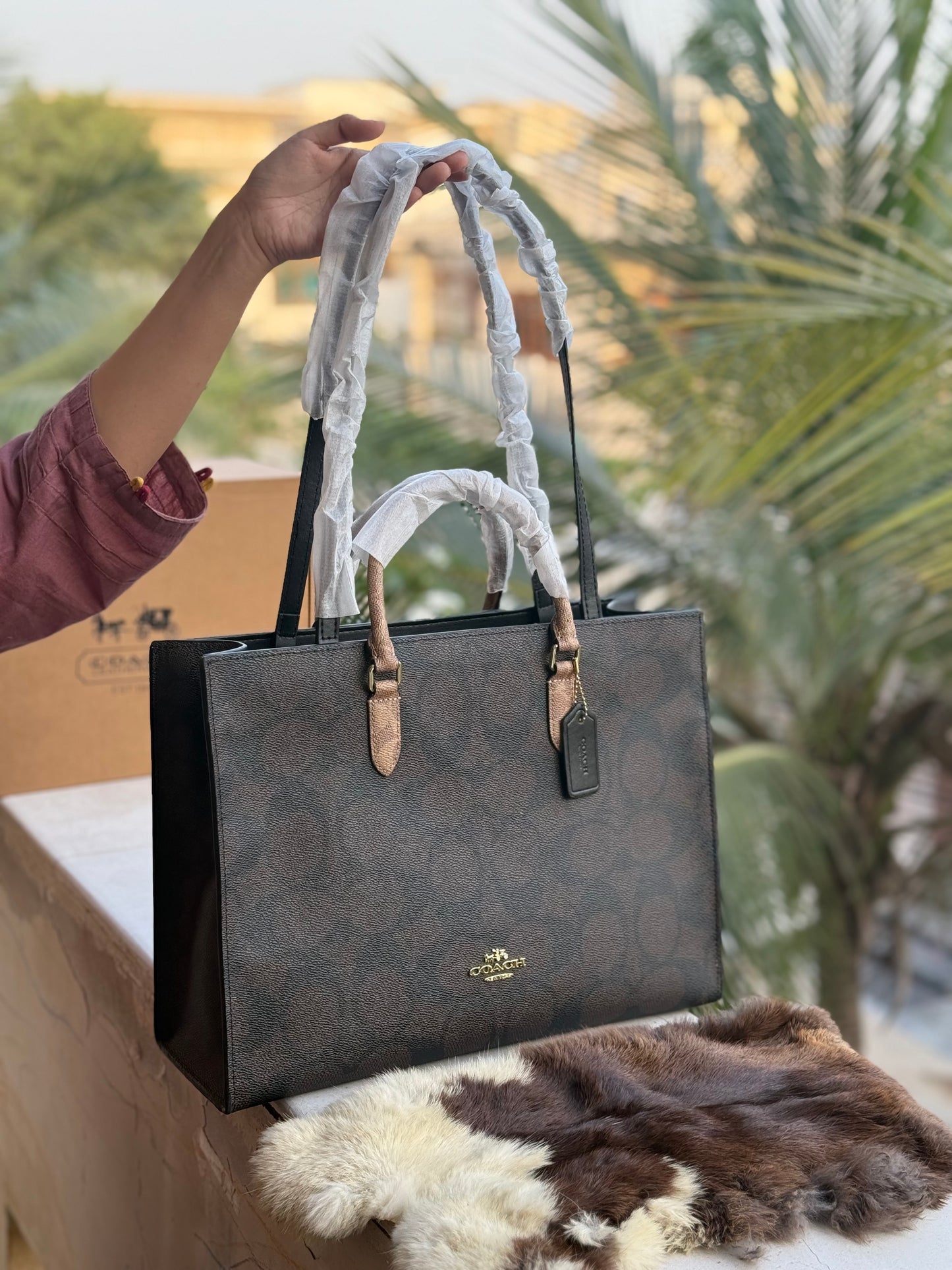 C O A C H Maggie Tote-With Box Master Series