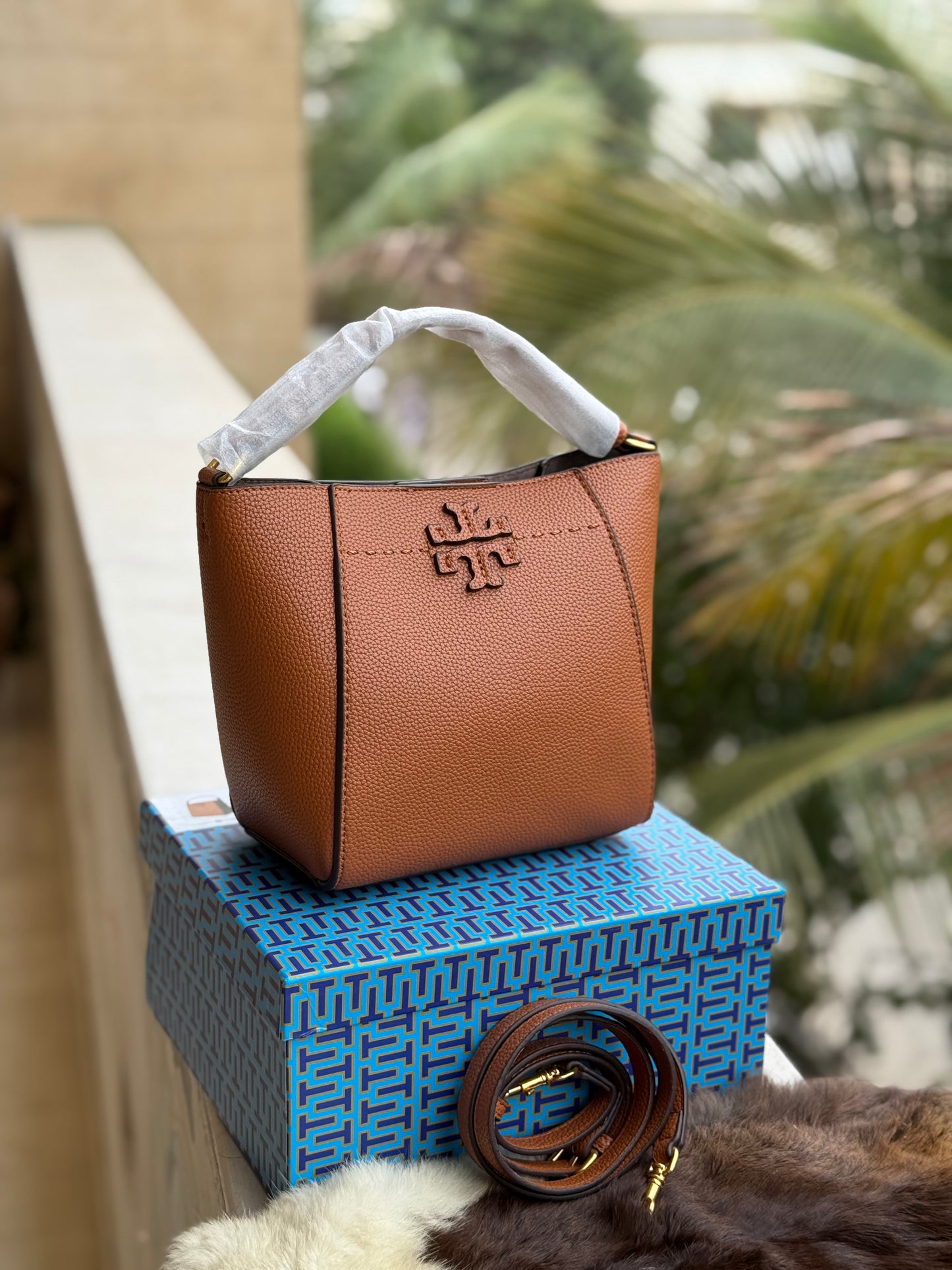 TORY BURCH MCGRAW BUCKET BAG ( Master Series )