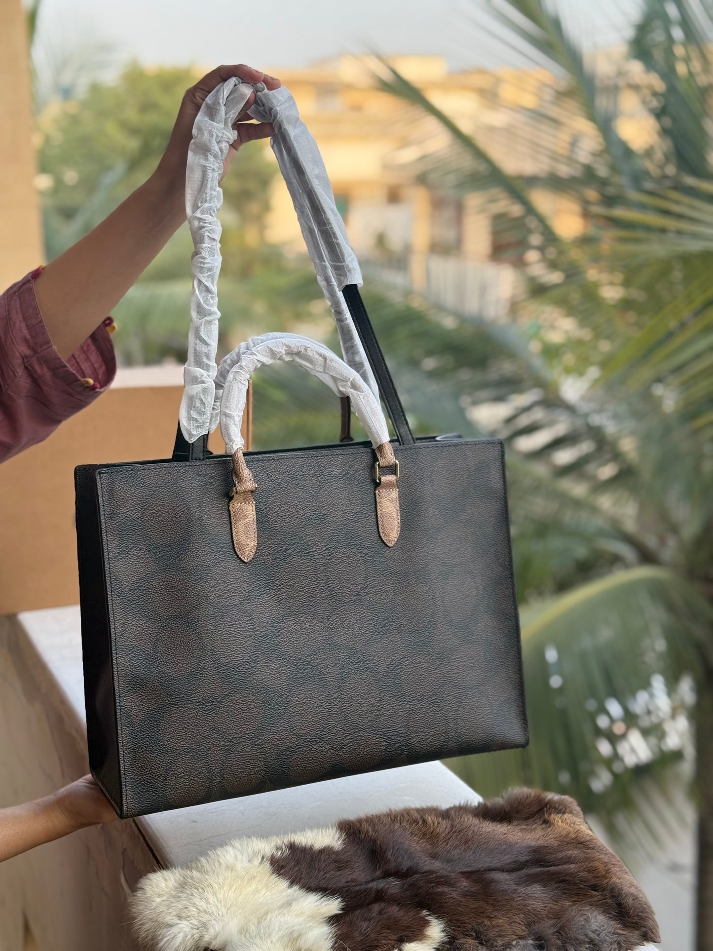 C O A C H Maggie Tote-With Box Master Series