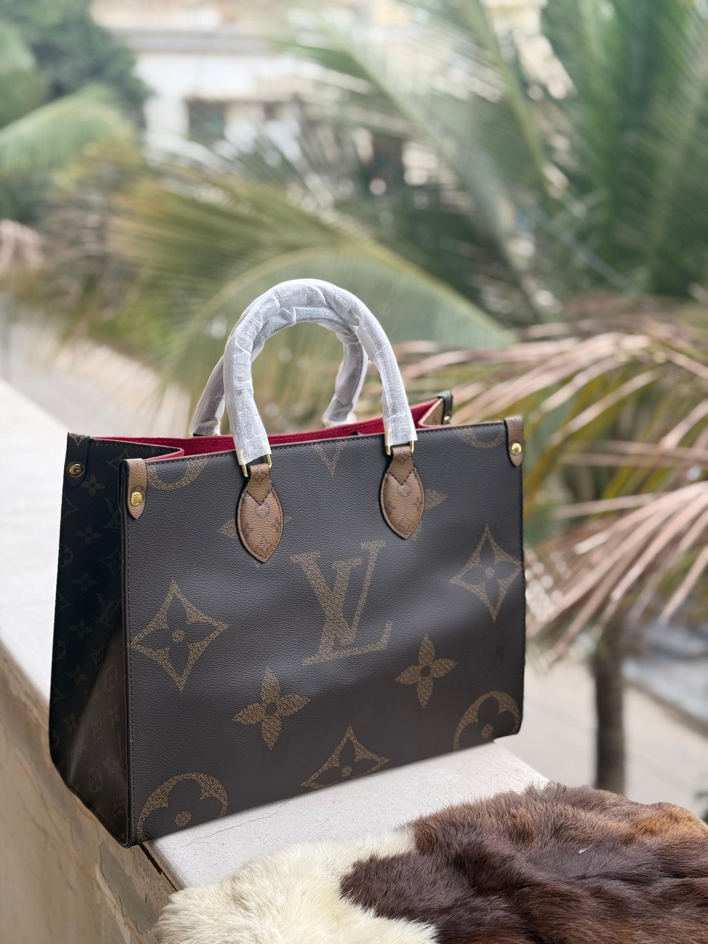 Louis Vuitton On the go MM ( Dual Color ) Master Series.