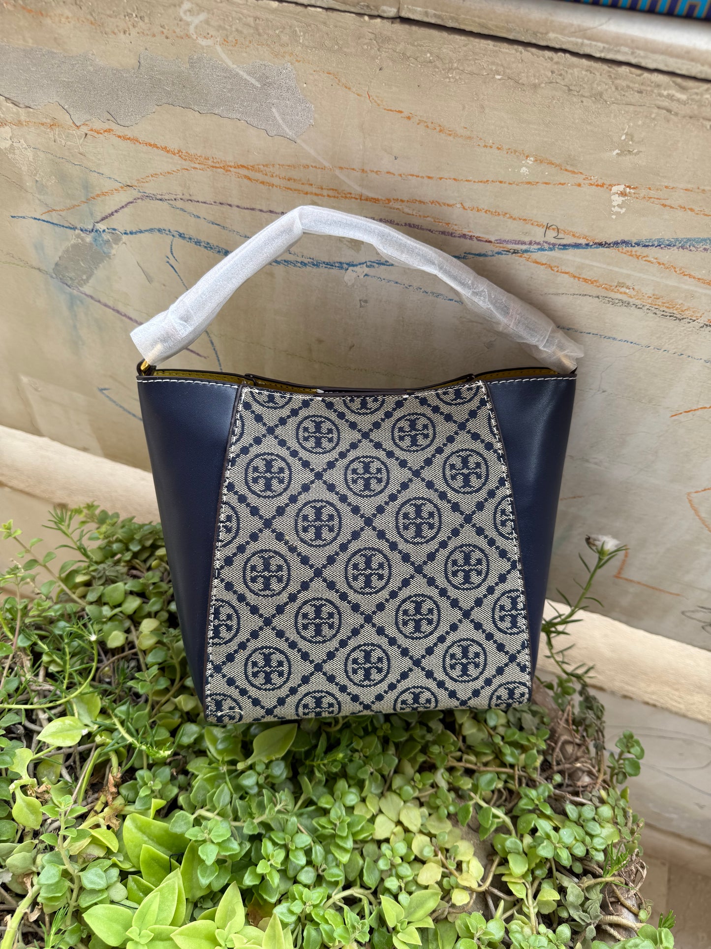 TORY BURCH MCGRAW BUCKET BAG ( Master Series )
