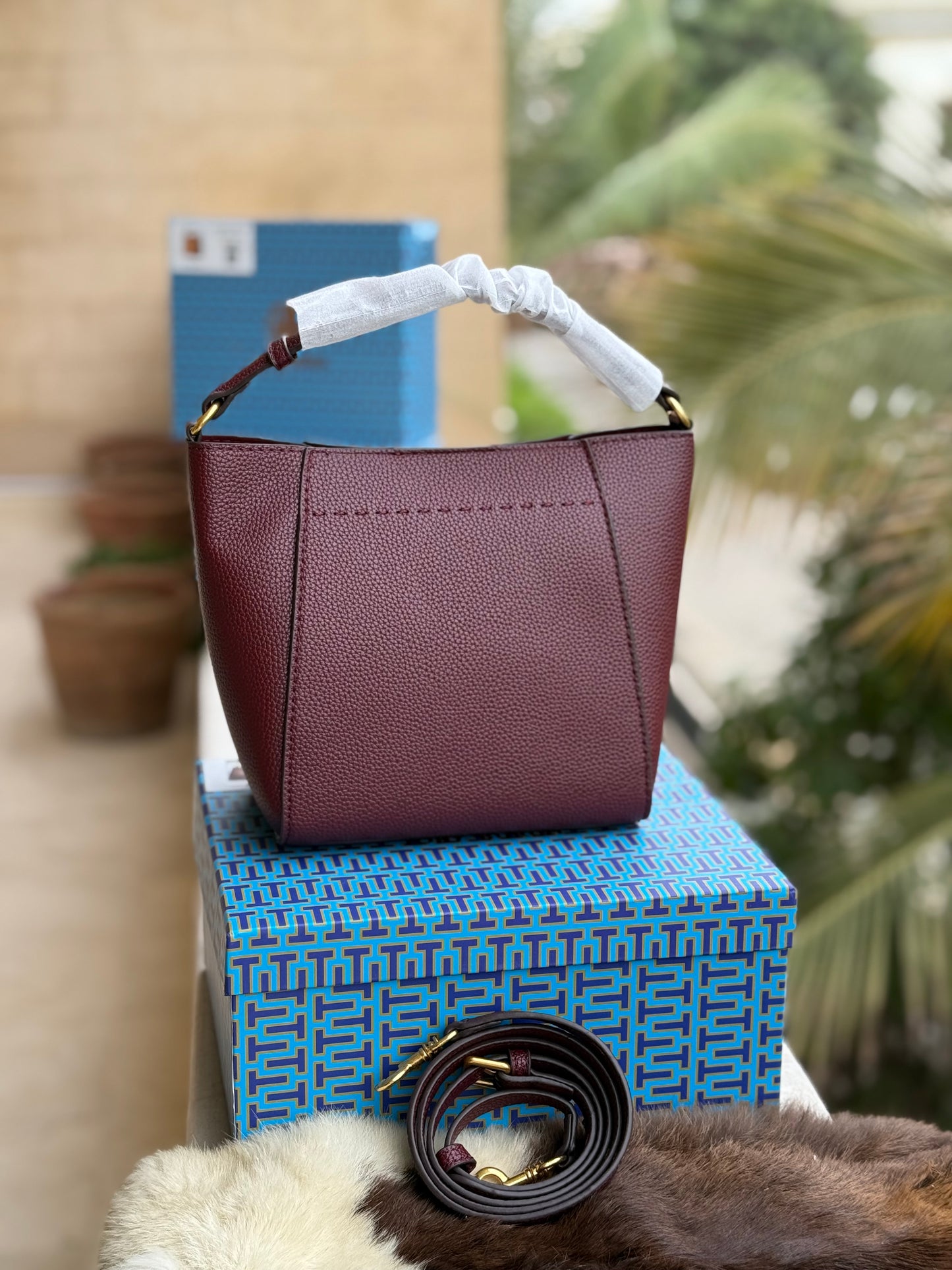 TORY BURCH MCGRAW BUCKET BAG ( Master Series )