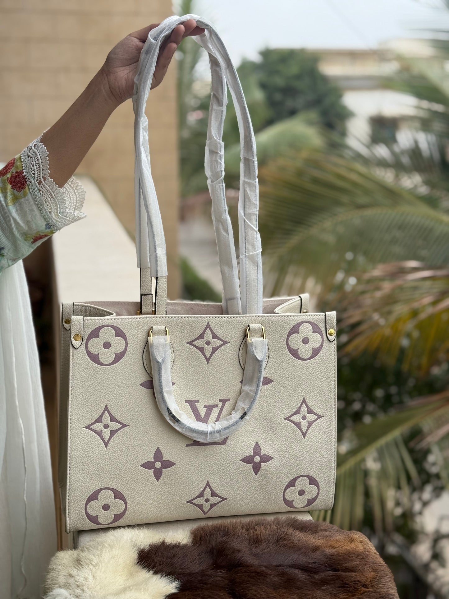 Louis Vuitton On the go MM Master Series.