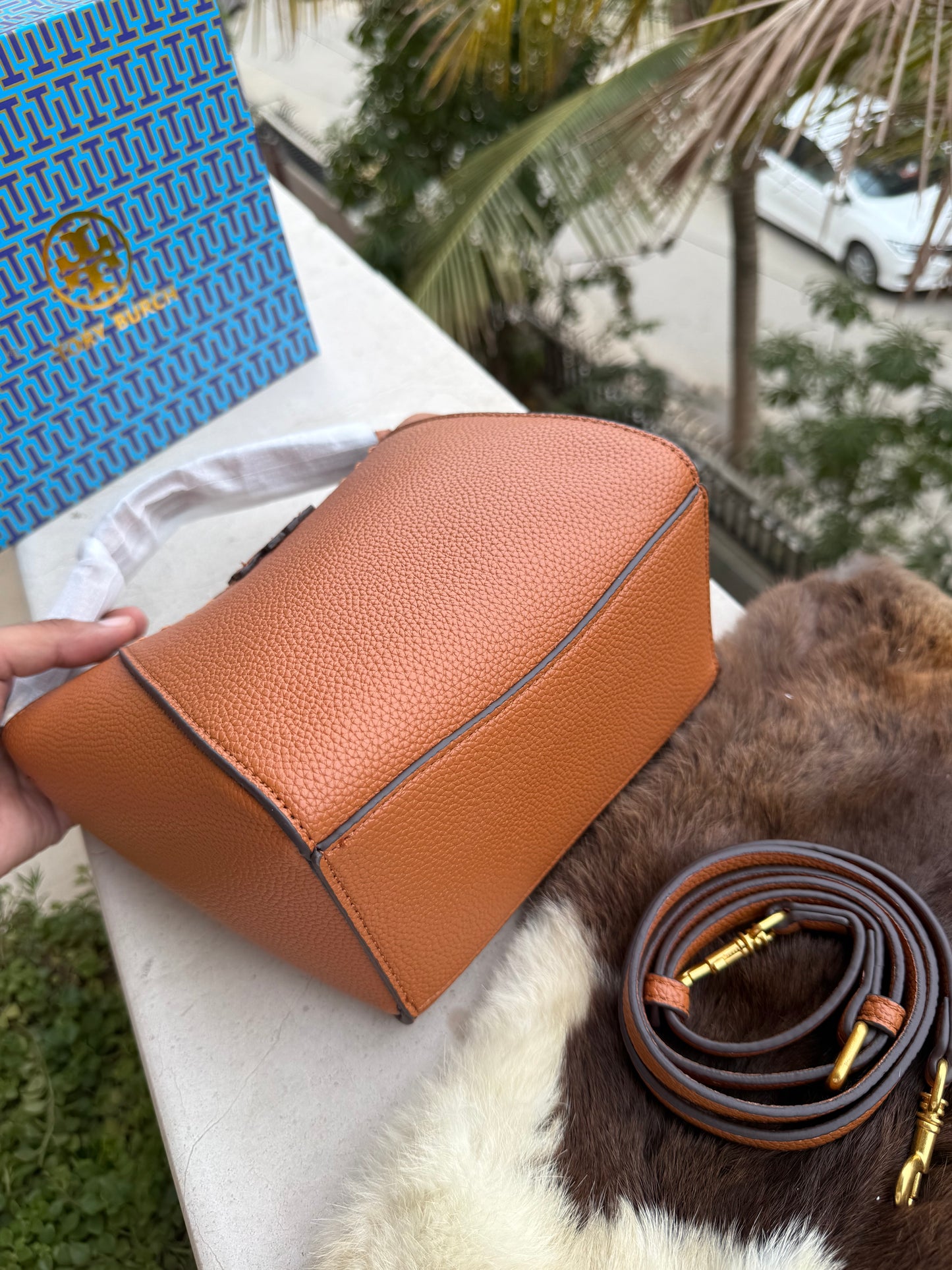 TORY BURCH MCGRAW BUCKET BAG ( Master Series )