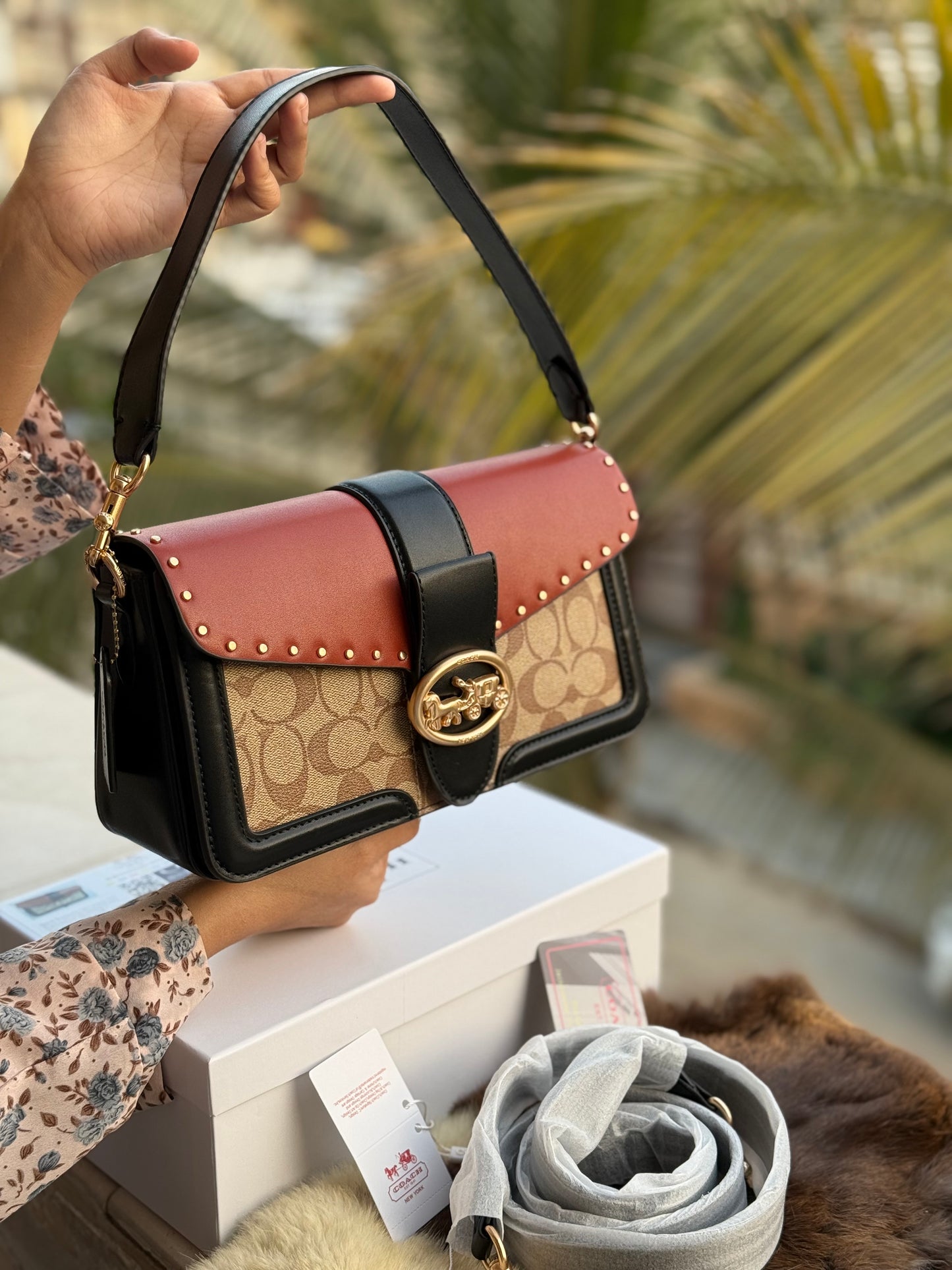 Coach Georgie Shoulder Bag
In Signature Canvas With Rivets-Same as original-Master Plus Series