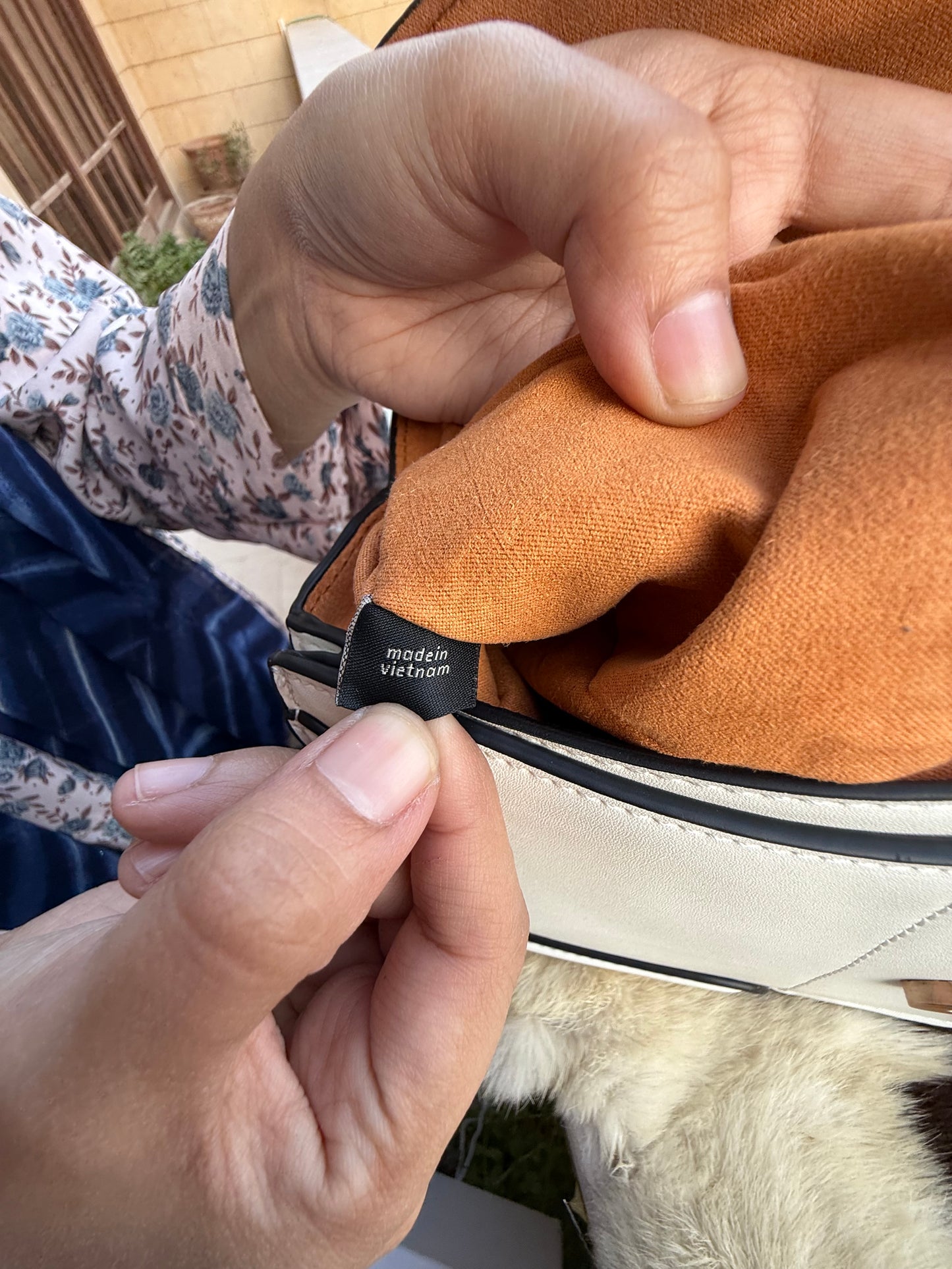 Coach Georgie shoulder bag in white with daisy embroidery.Same as original-Master Plus Series-Box included