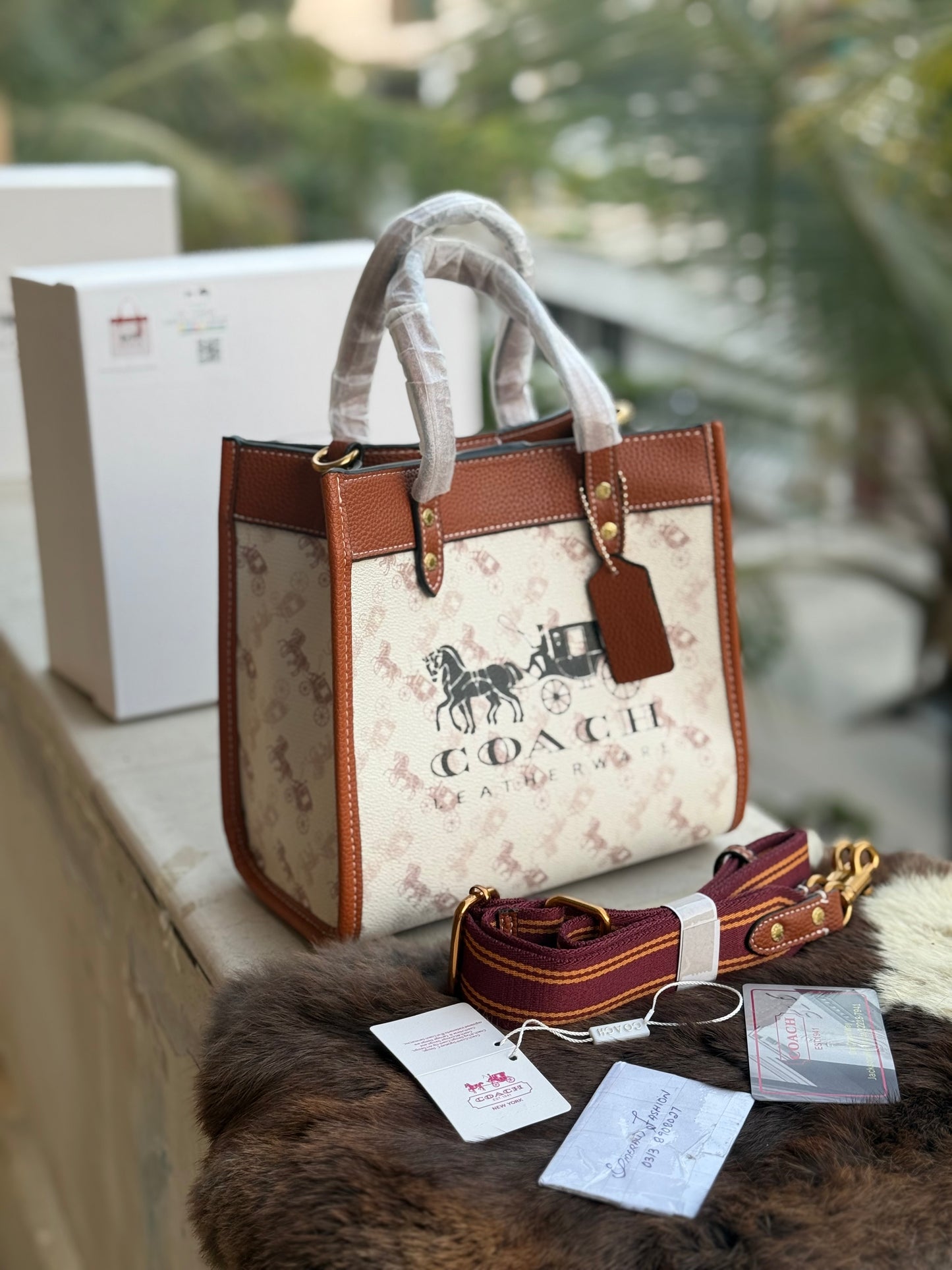 Coach Field tote 22 With Horse And Carriage Print