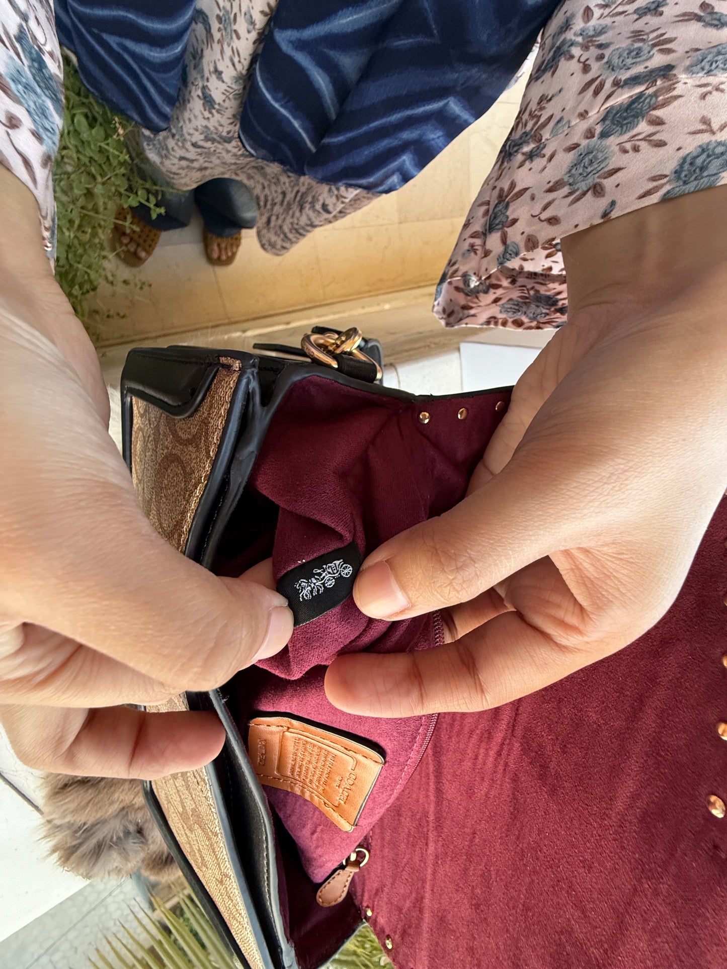 Coach Georgie Shoulder Bag
In Signature Canvas With Rivets-Same as original-Master Plus Series