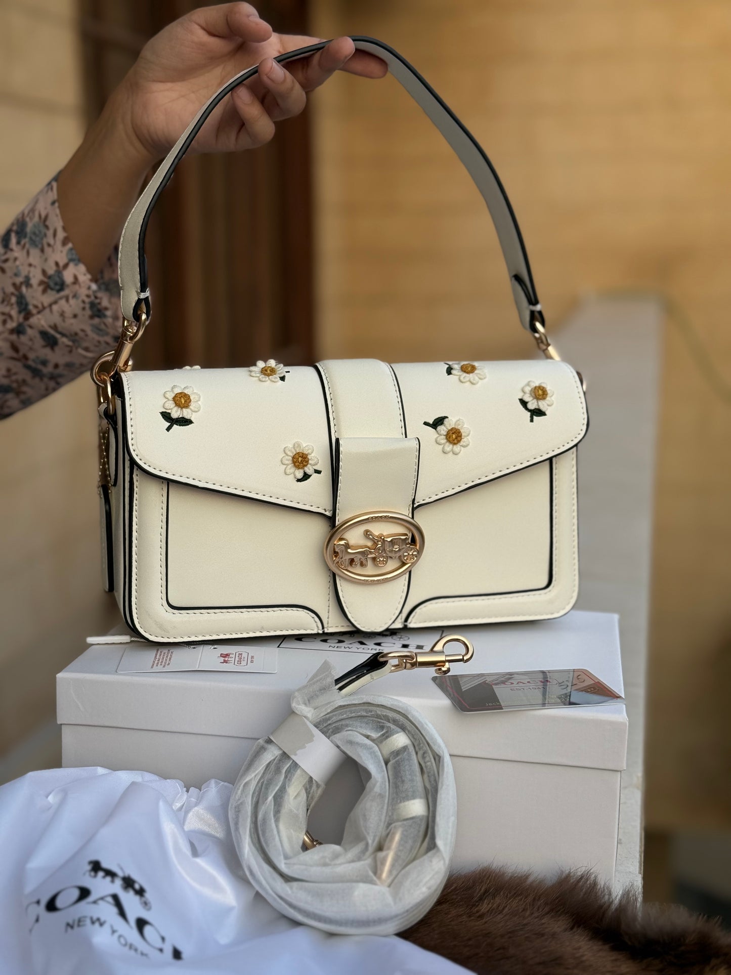 Coach Georgie shoulder bag in white with daisy embroidery.Same as original-Master Plus Series-Box included