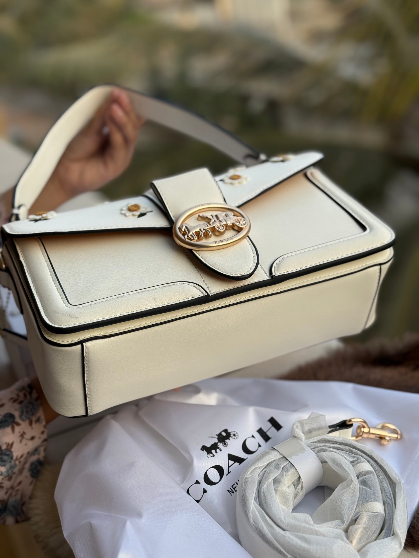Coach Georgie shoulder bag in white with daisy embroidery.Same as original-Master Plus Series-Box included