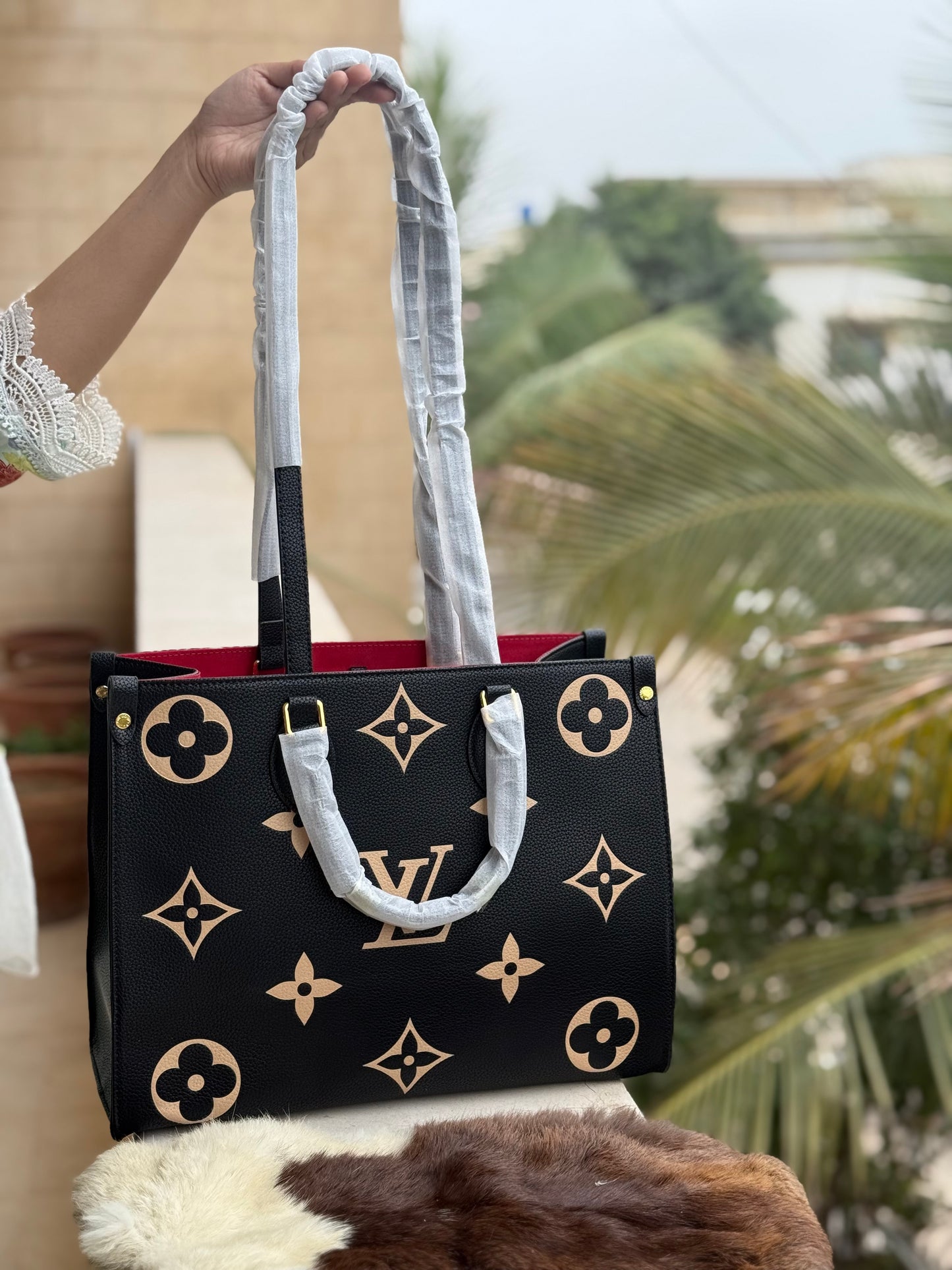 Louis Vuitton On the go MM Master Series.